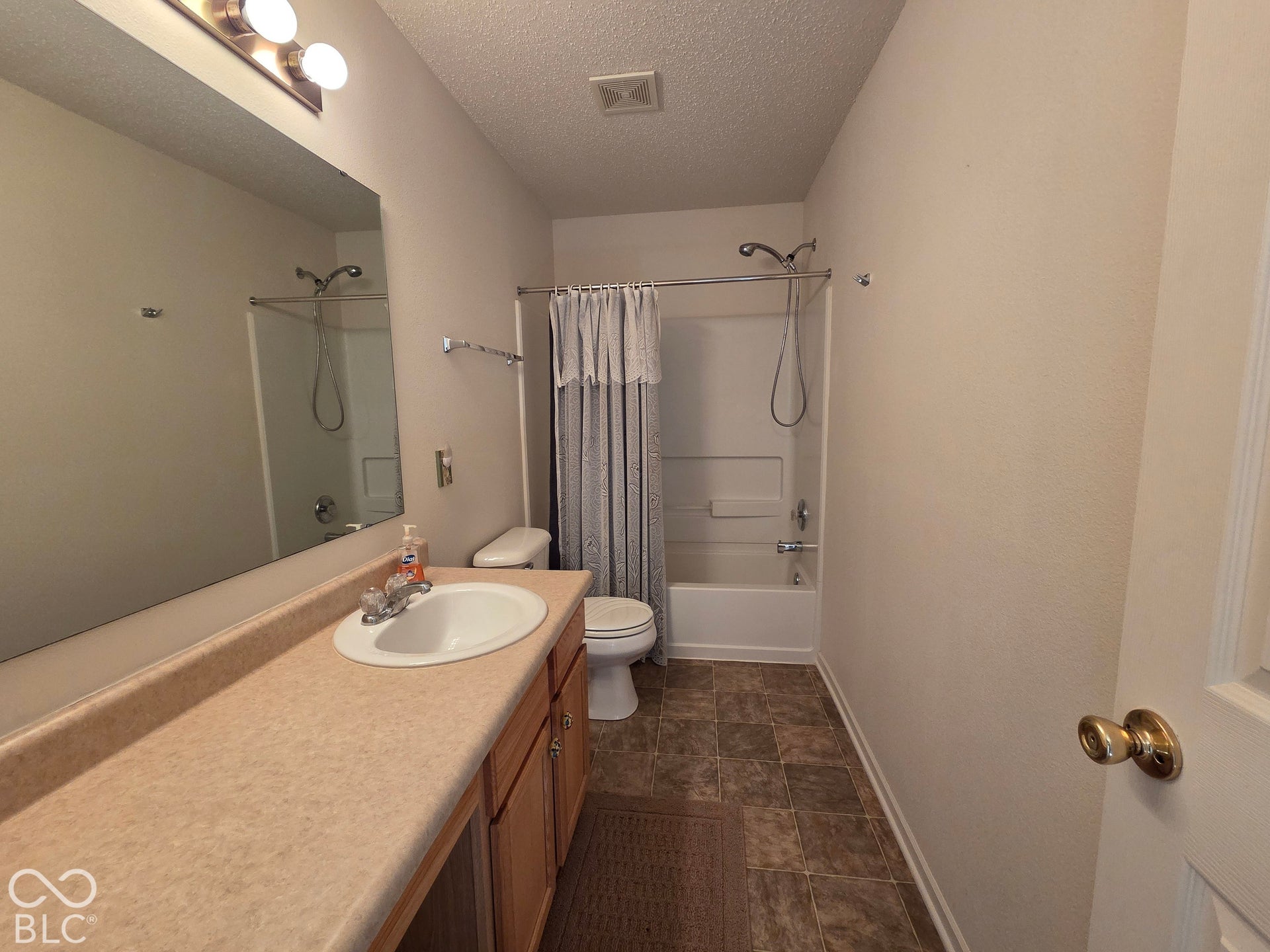 Full bath, 2nd level