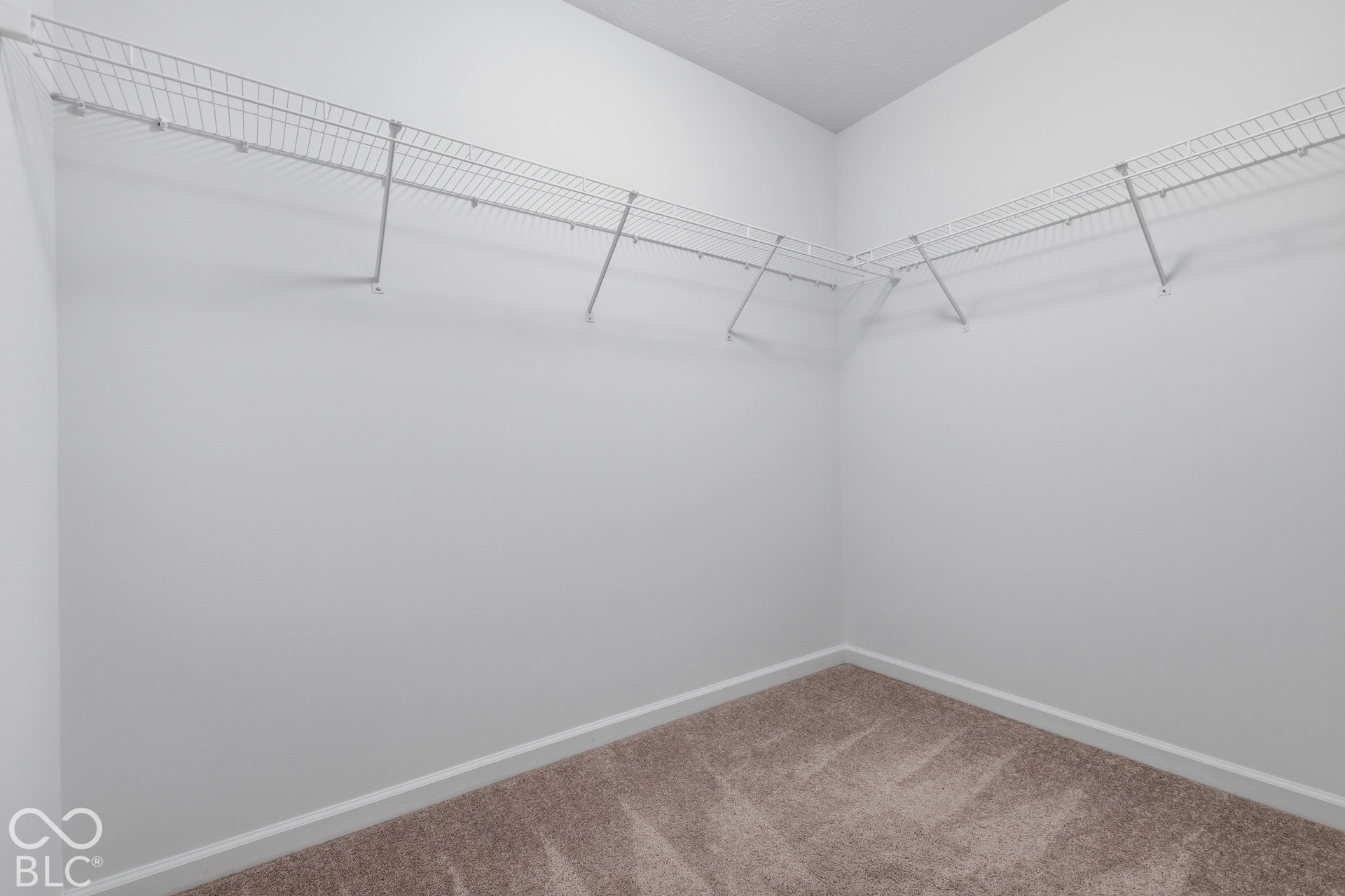10525 Broadford Street, Indianapolis, IN 46239 Integrated wire shelving system