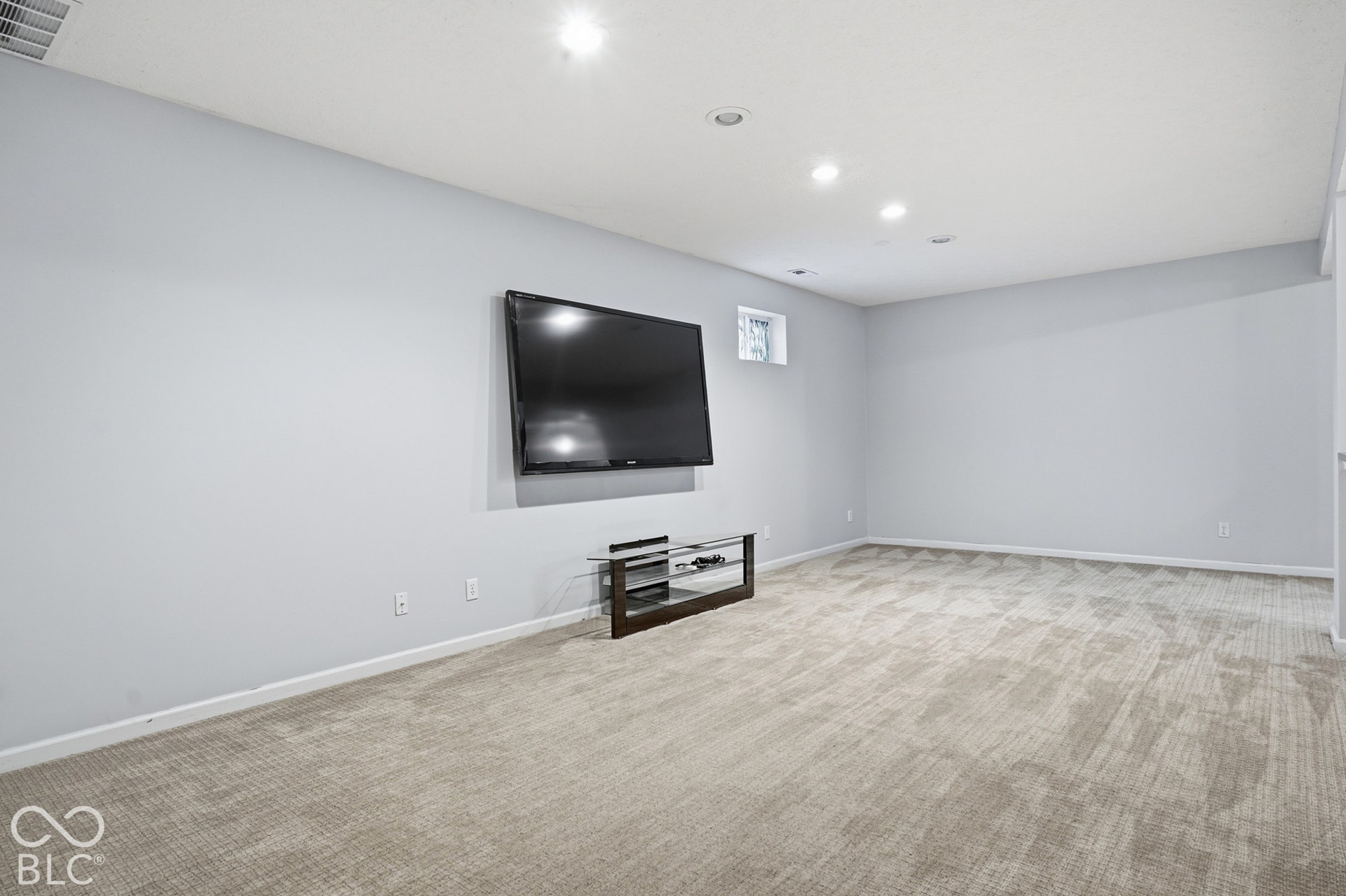 Recessed ceiling lighting with a neutral carpeted floor