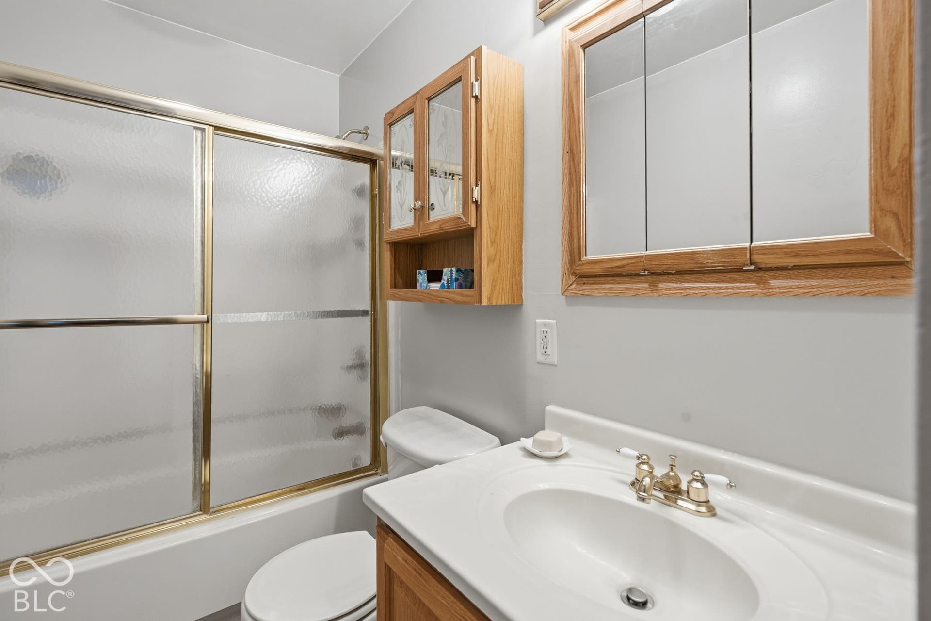 4937 E Edgewood, Indianapolis, IN 46237 A well-maintained full bathroom.