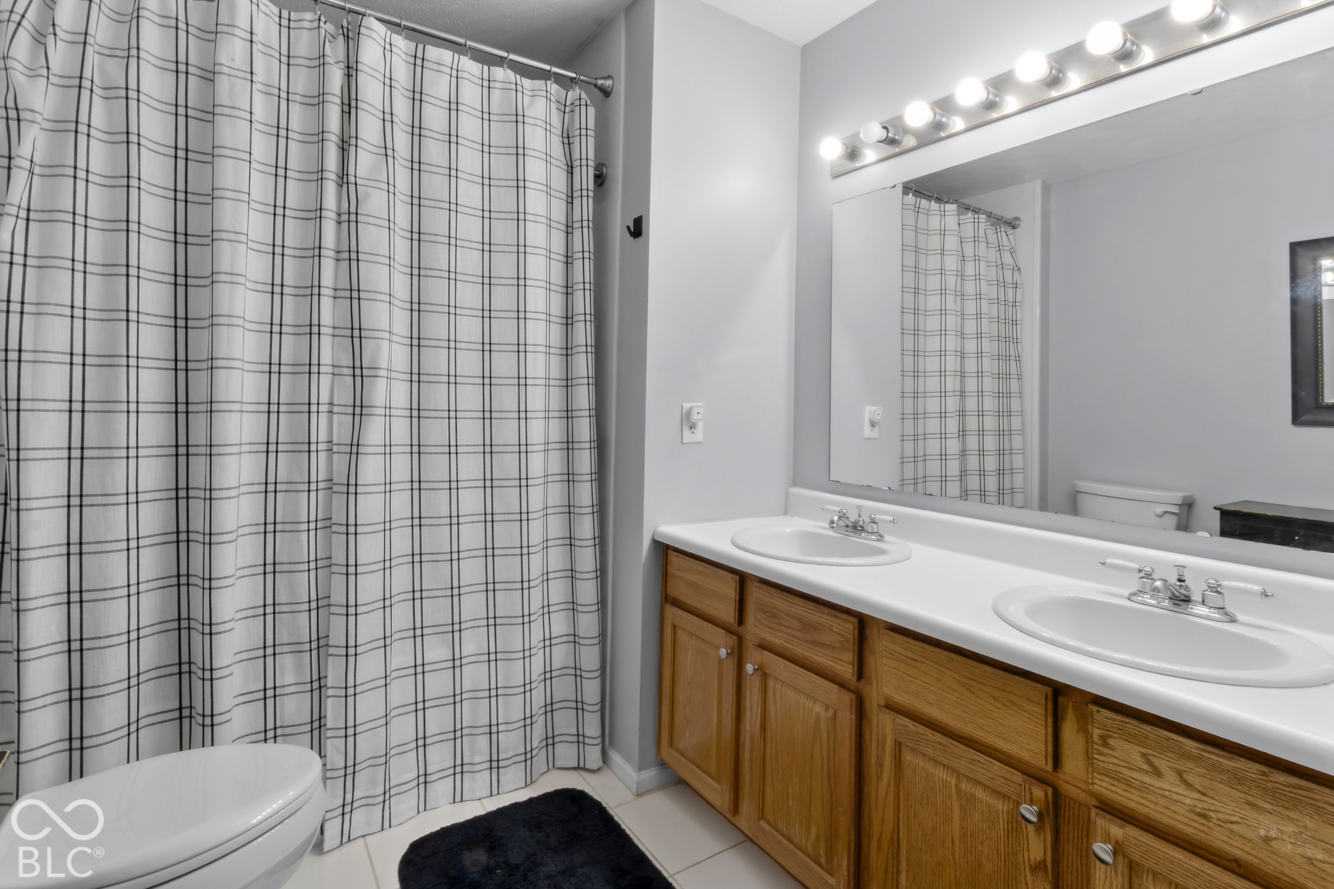 Upper Full Bath