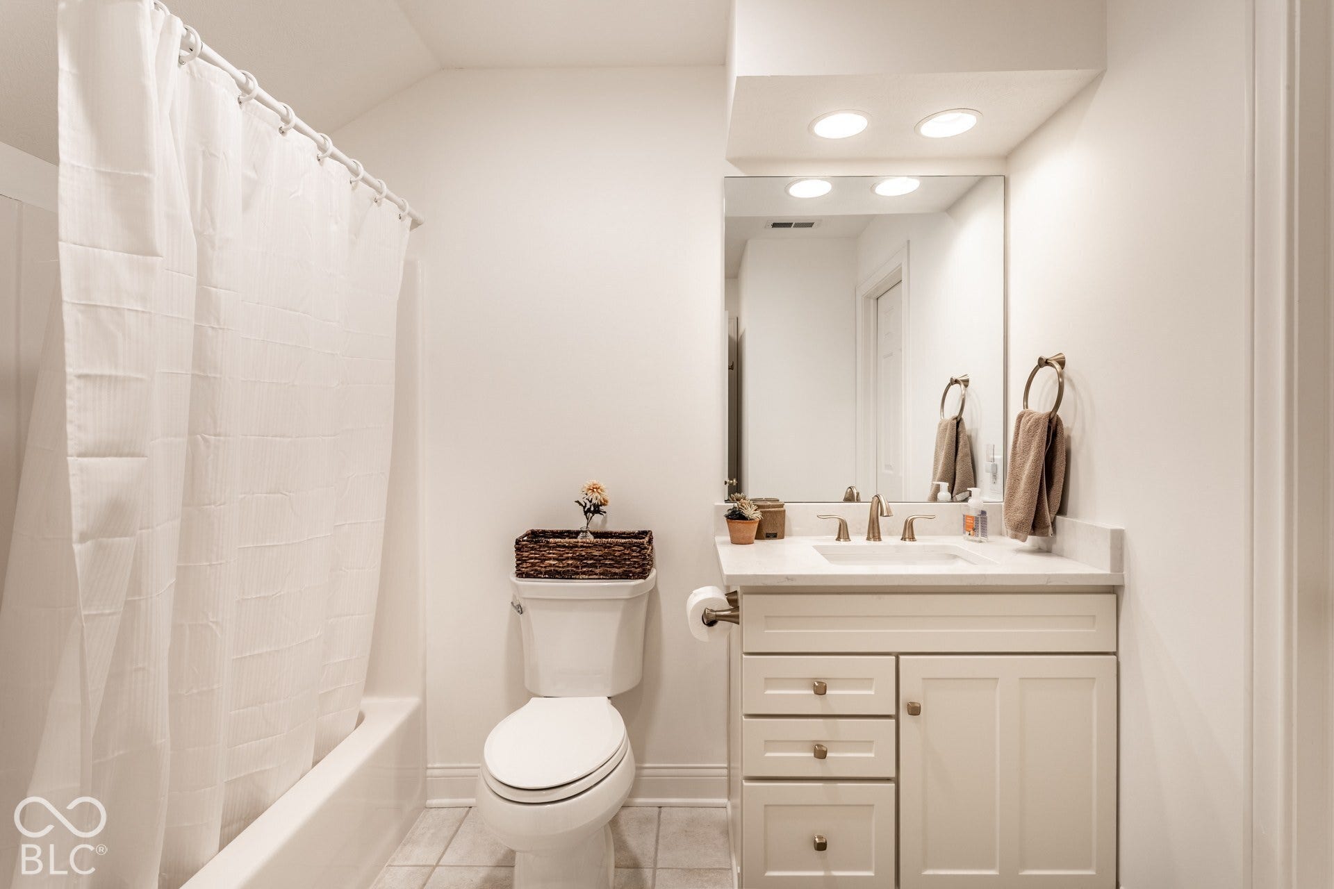 2 Stone Wall Lane, Zionsville, IN 46077