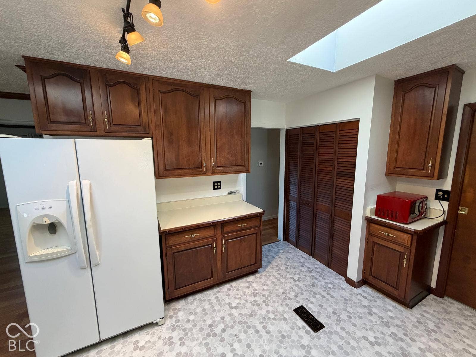 2819 E Edgewood Avenue, Indianapolis, IN 46227 Wood-finish cabinetry with light countertops