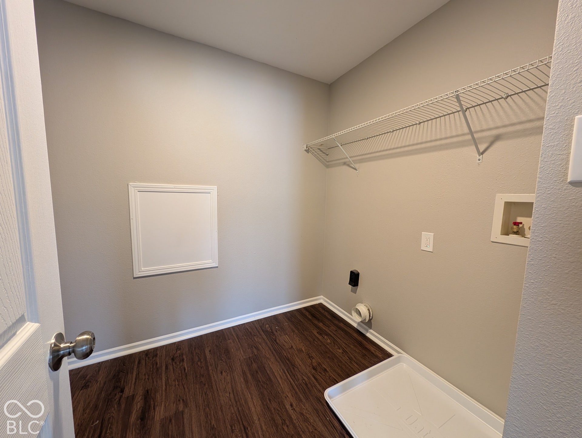 Wood-finish flooring with neutral wall paint