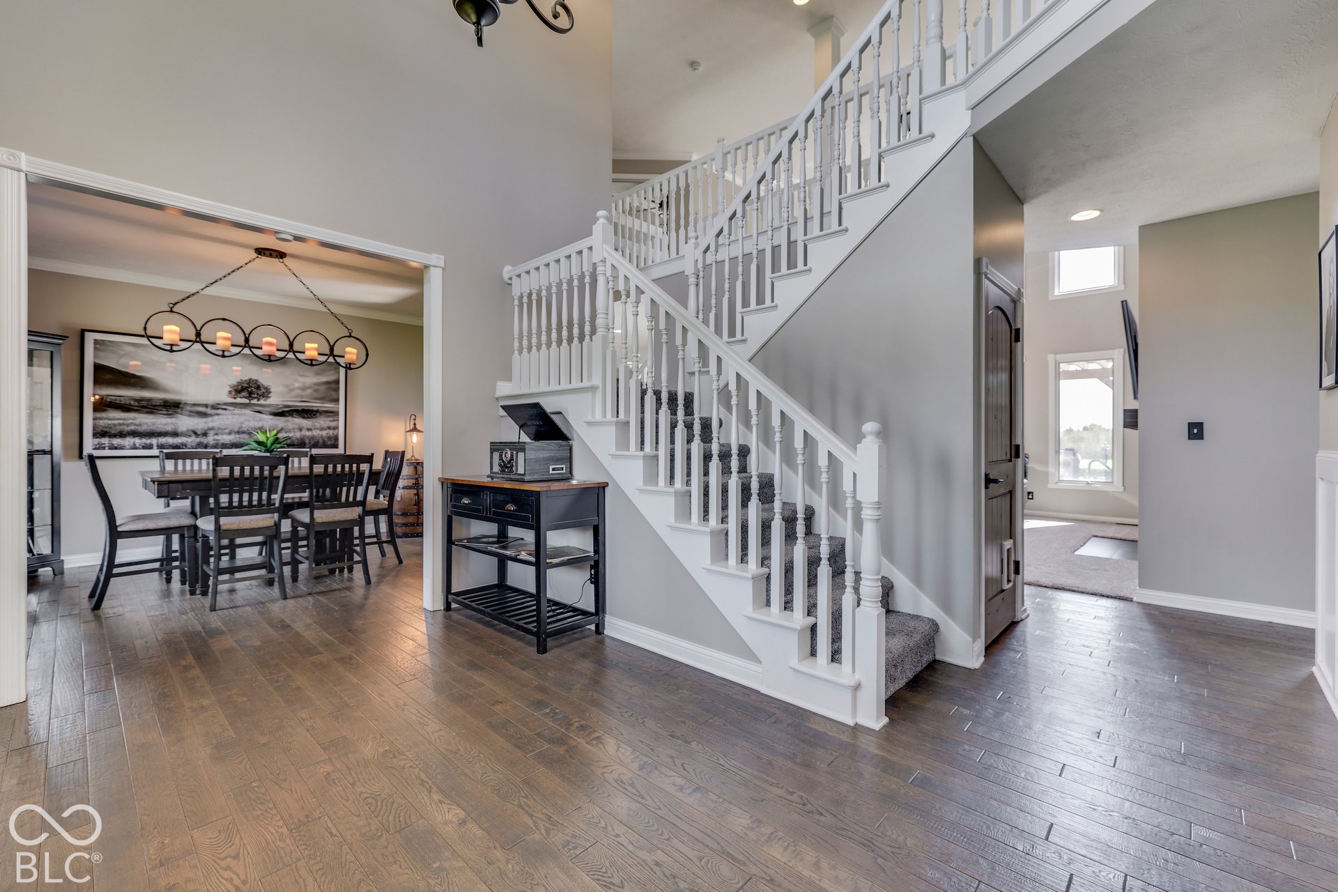 1307 E 125 S, Franklin, IN 46131 Impressive 2 story entry welcomes your guests.