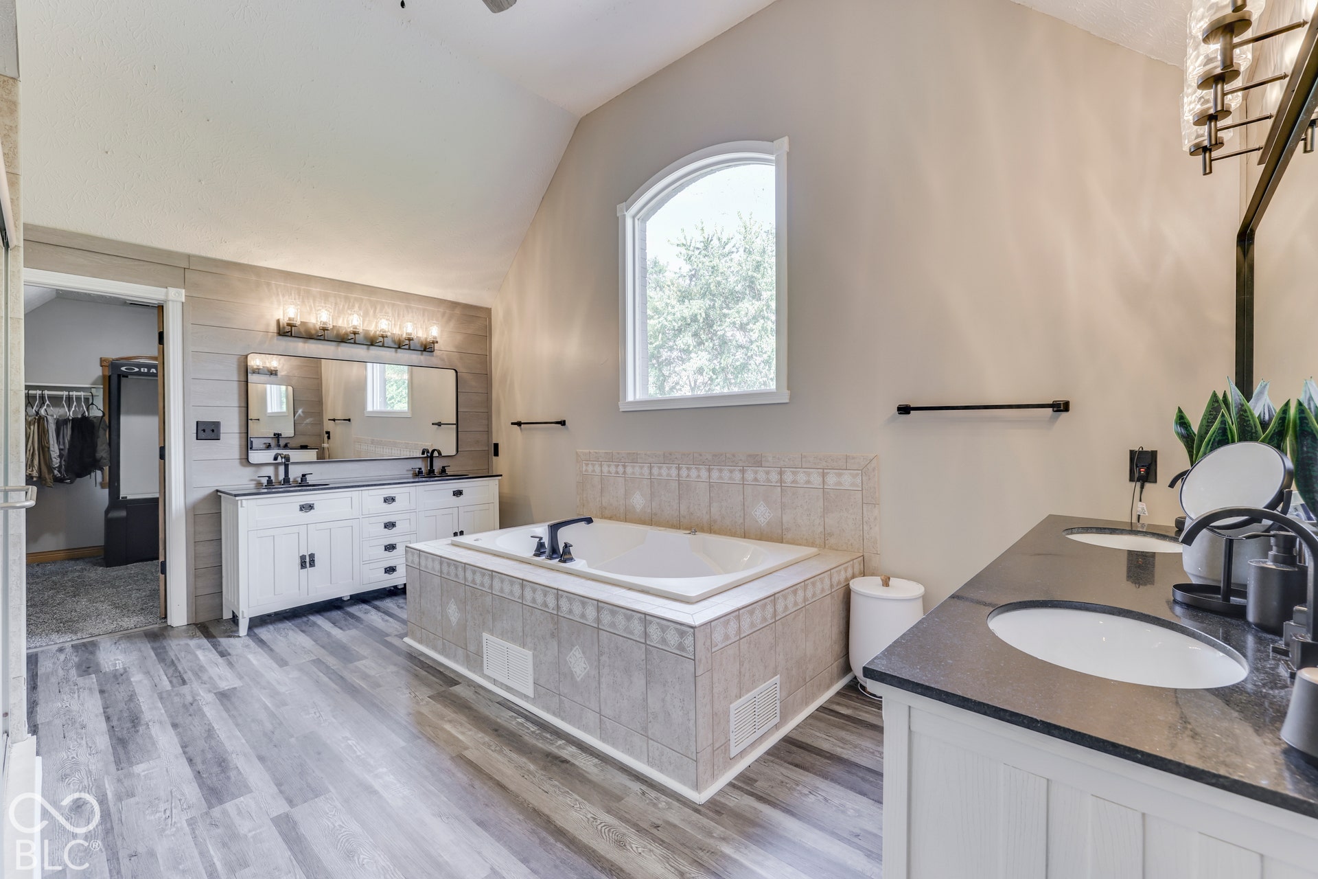 1307 E 125 S, Franklin, IN 46131 Huge master bath features Garden tub