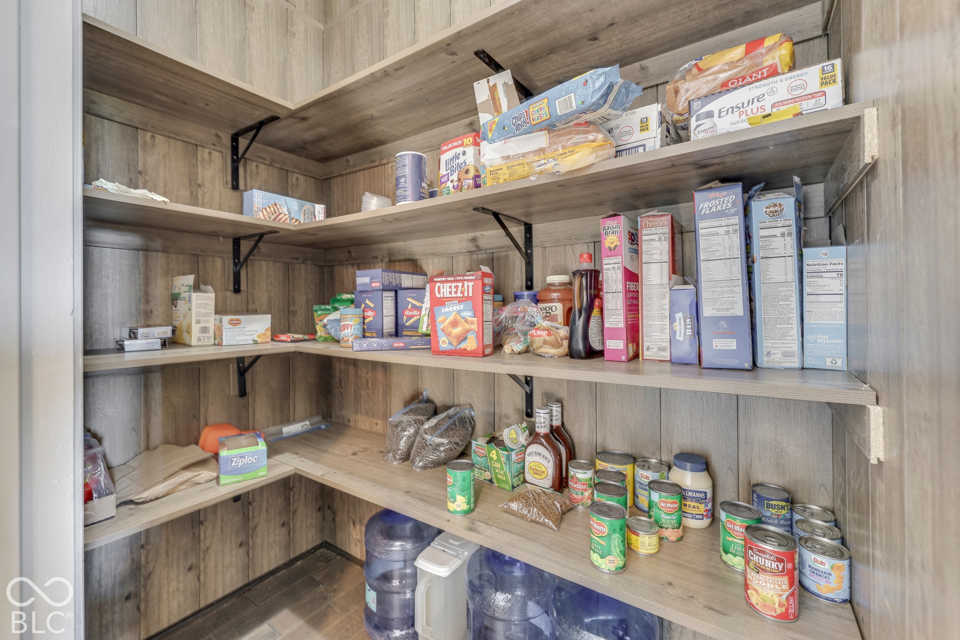 1307 E 125 S, Franklin, IN 46131 Updated with custom shelving