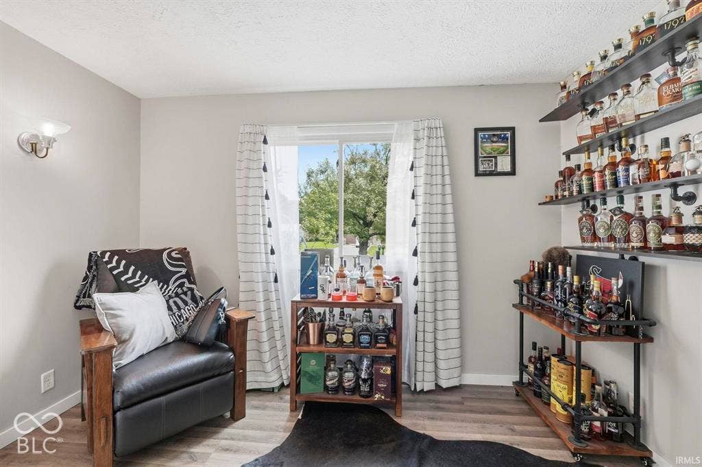 Wood-finish flooring with neutral wall paint