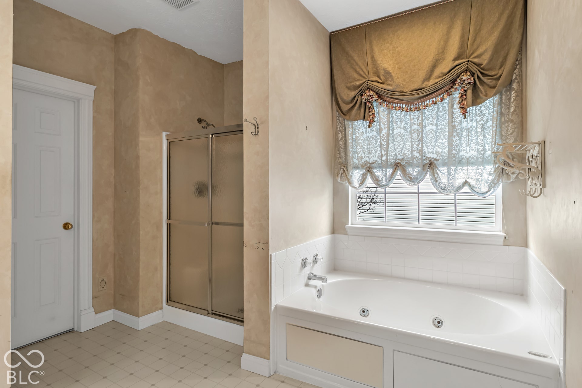 6763 Woodcliff Circle, Zionsville, IN 46077 Master Bath