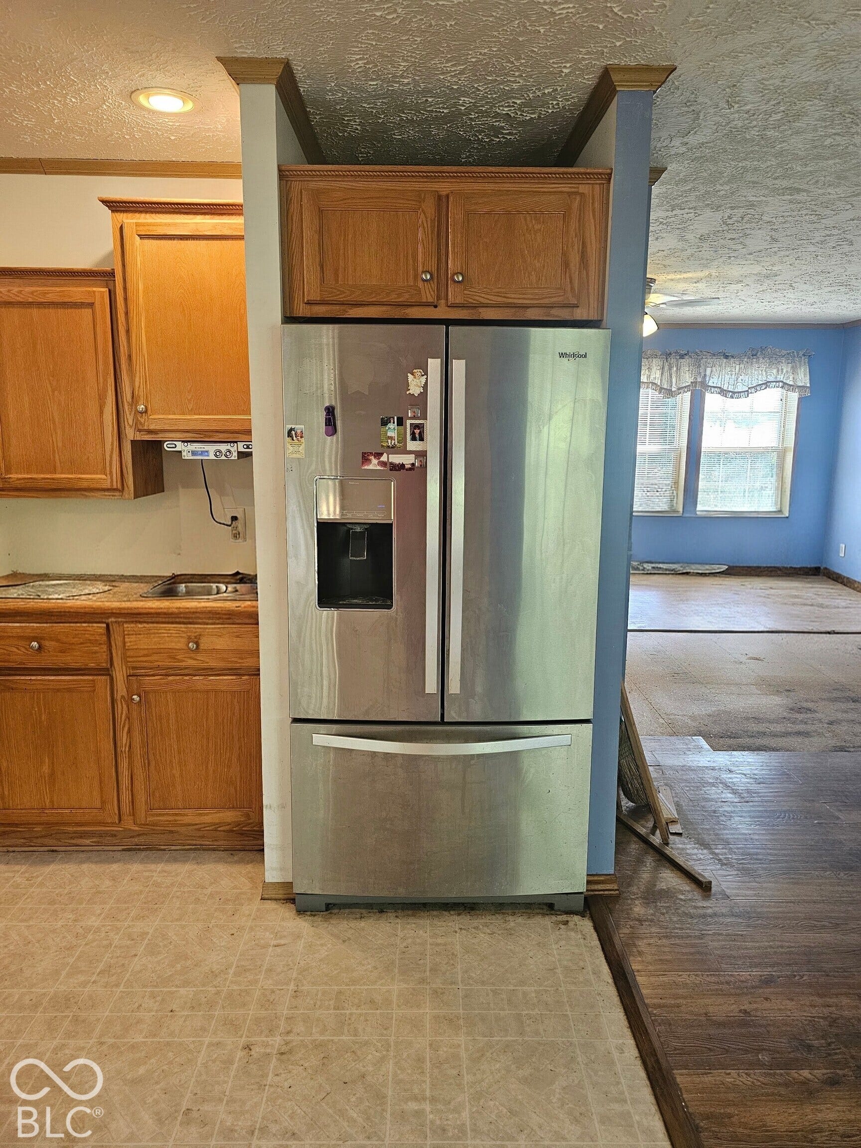 Virtually Altered - Kitchen appliances stay with the home.