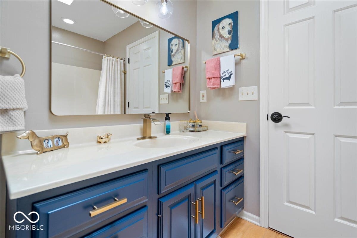 Jack & Jill Bathroom between two upstairs bedrooms