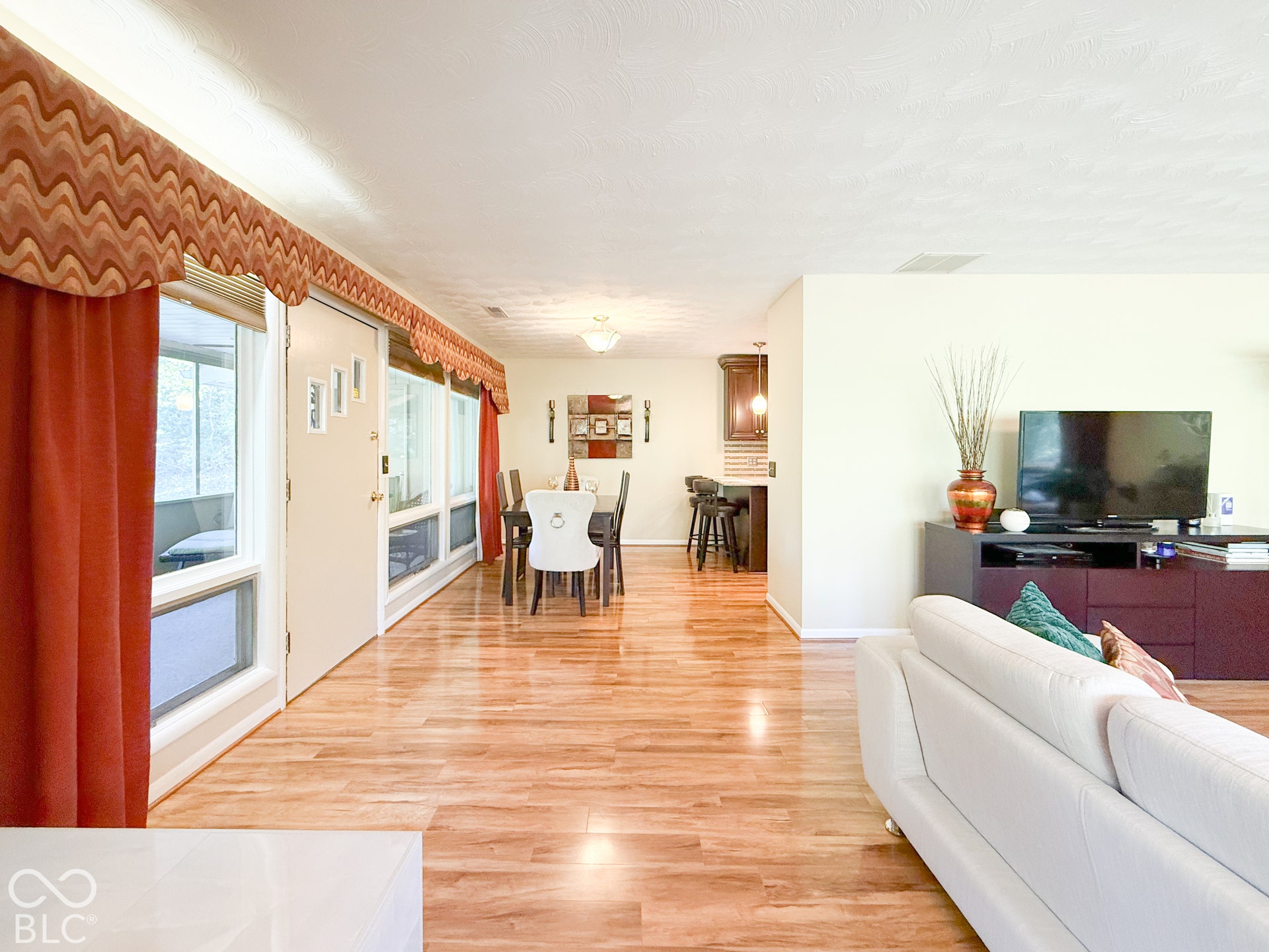 4225 Westbourne Drive, Indianapolis, IN 46205 Open-concept interior featuring wood-finish flooring, recessed lighting, and large windows with horizontal blinds