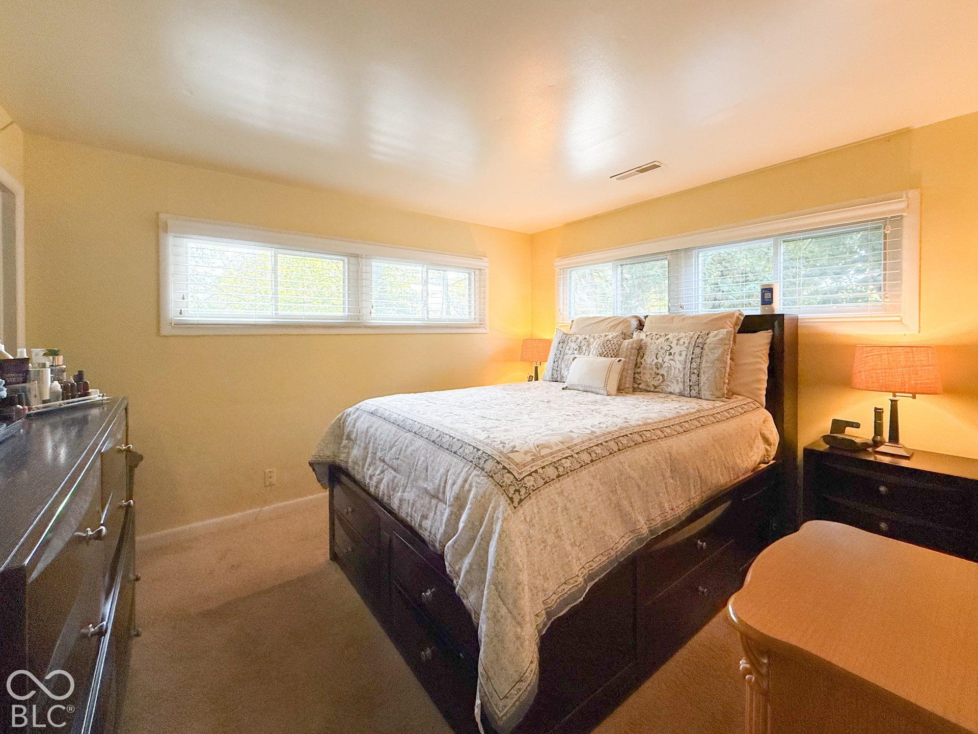 4225 Westbourne Drive, Indianapolis, IN 46205 Neutral-toned walls paired with carpeting and multiple large horizontal windows featuring fitted blinds