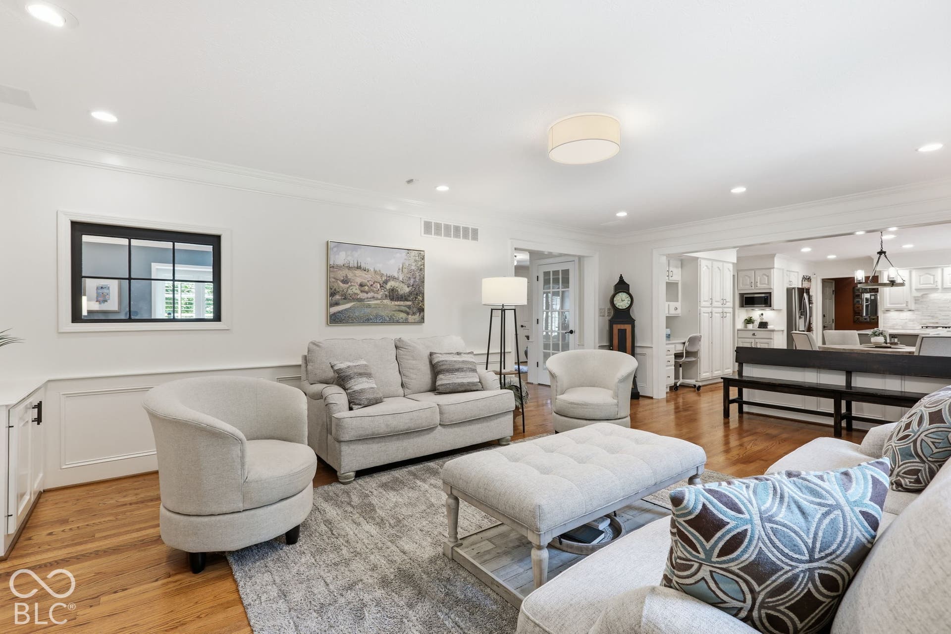 Crisp, neutral and inviting decor