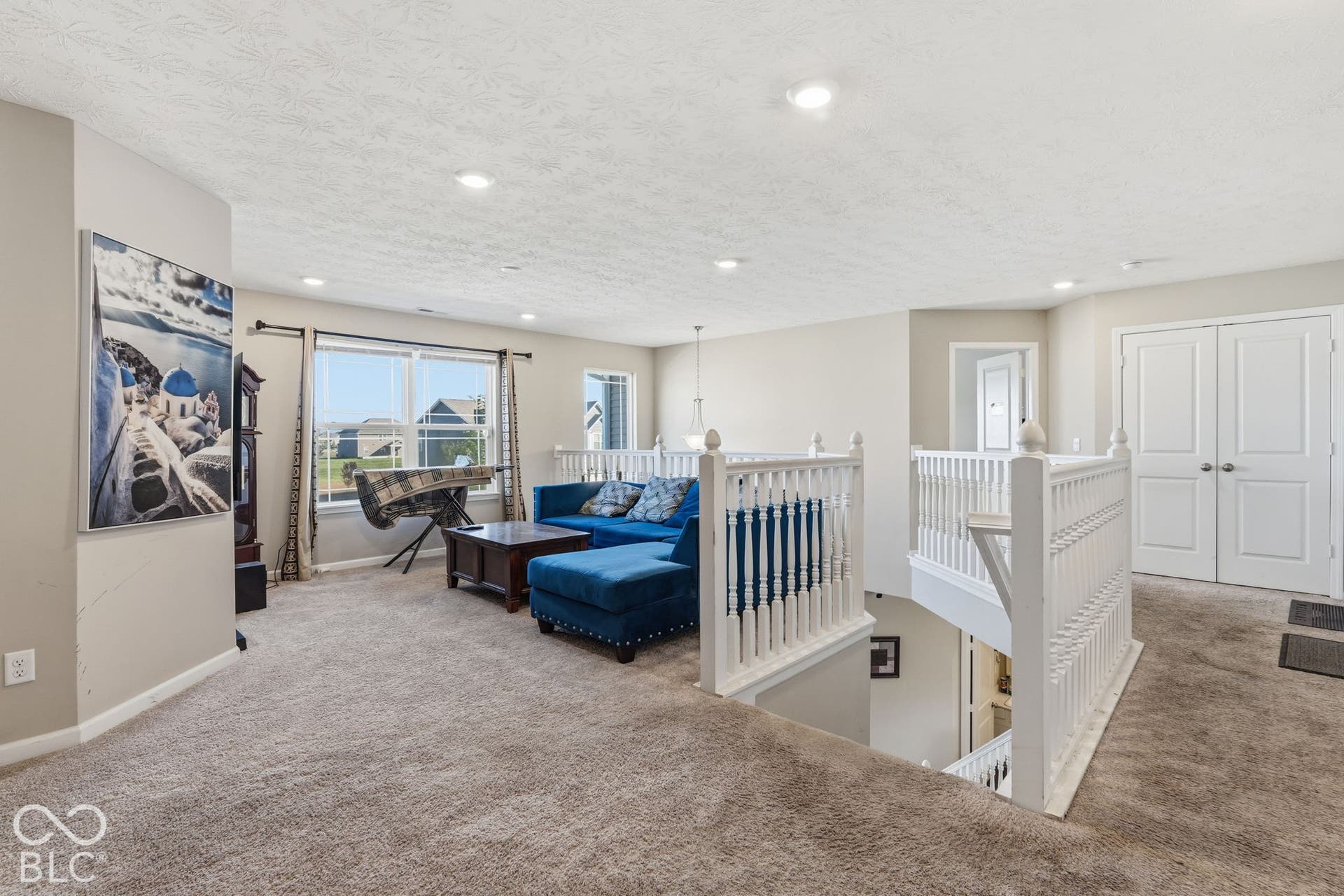 Carpeted sitting room upstairs.