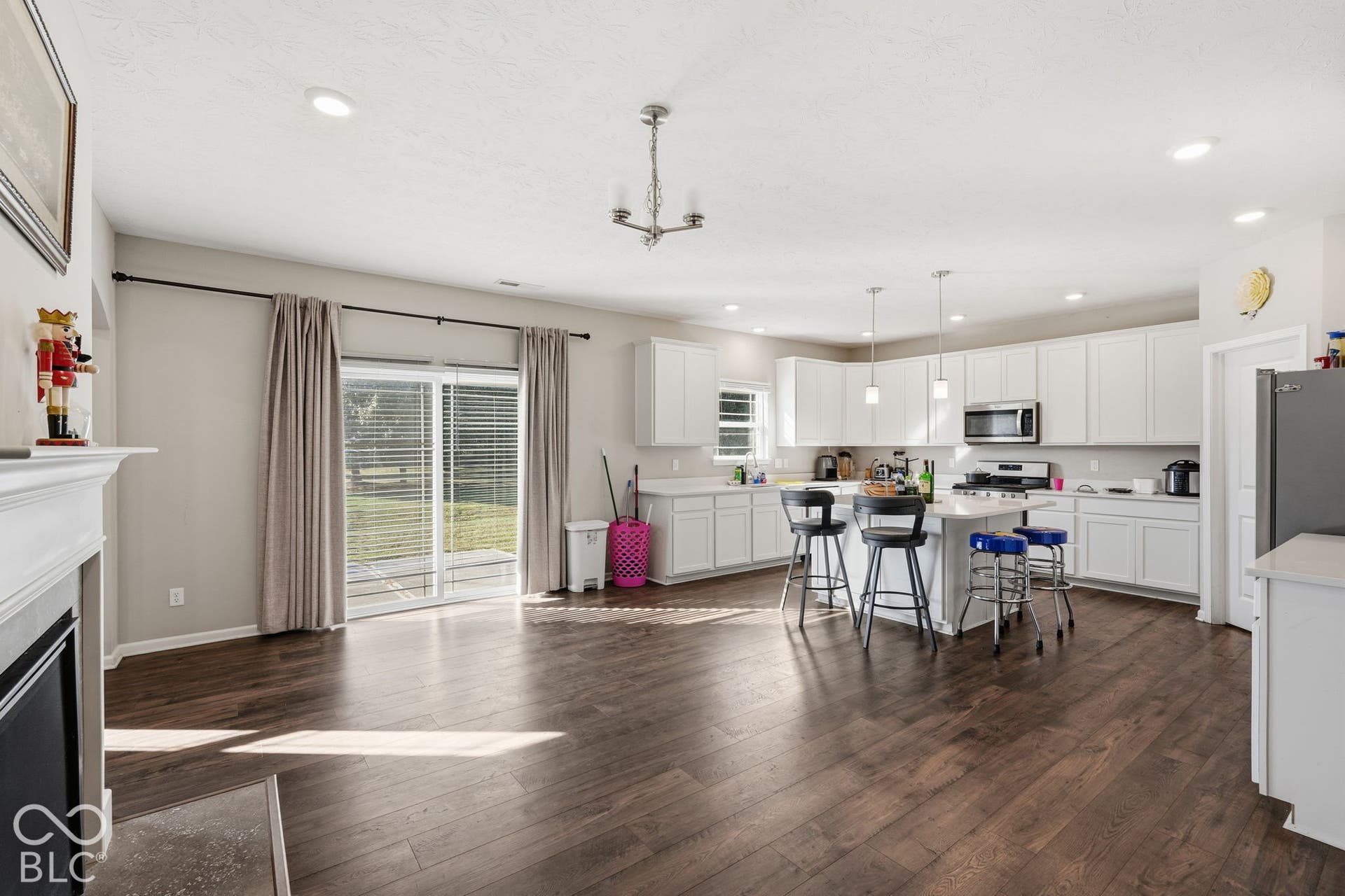 Door to pack patio and backyard in kitchen.
