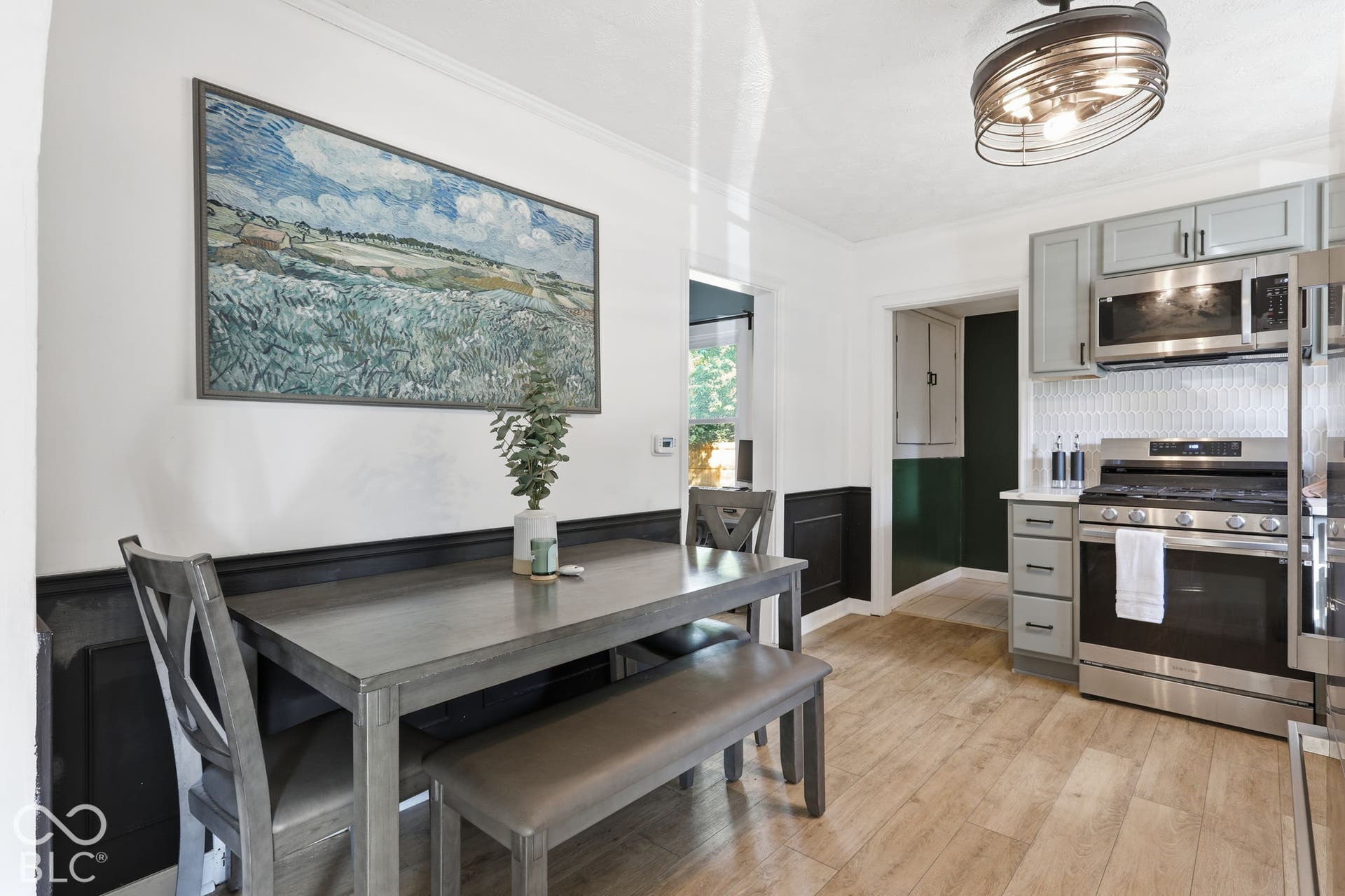 Amazing Eat-in Kitchen Breakfast area!