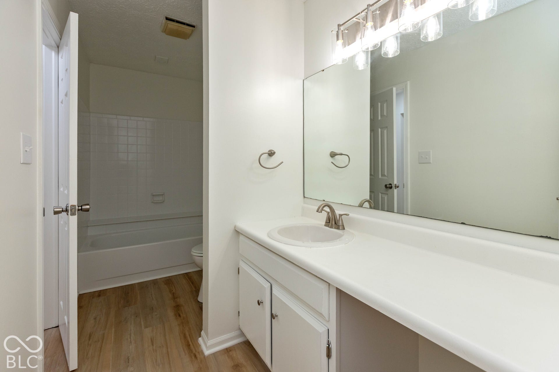 6426 Bayside South Drive, Indianapolis, IN 46250 6426 Bayside South Drive, Indianapolis, IN 46250