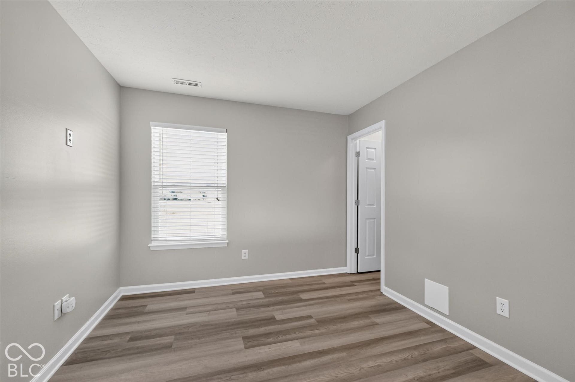 Versatile loft space with newer LVP flooring