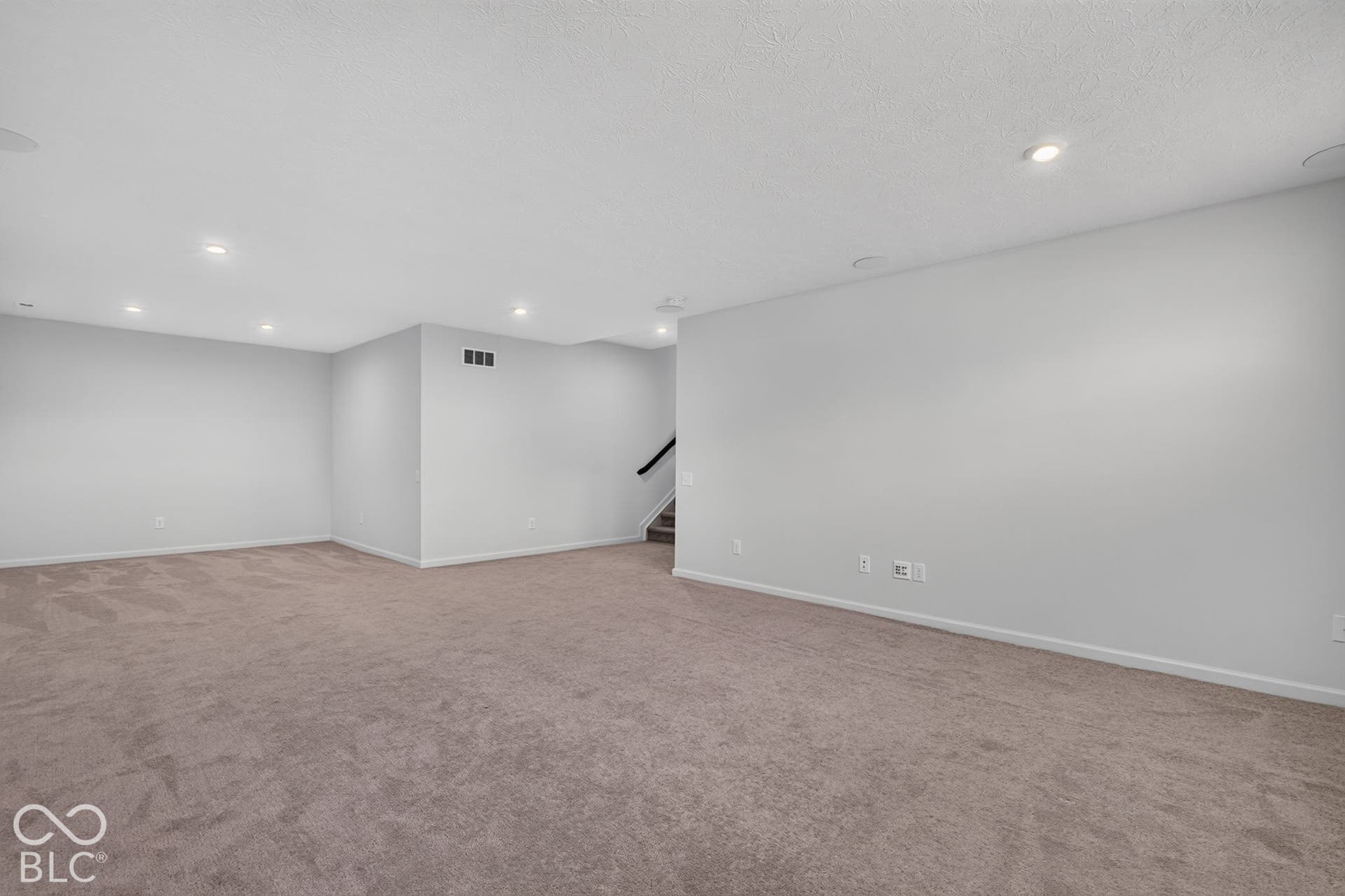 Neutral-toned carpeted flooring, recessed lighting, and smooth-finish walls