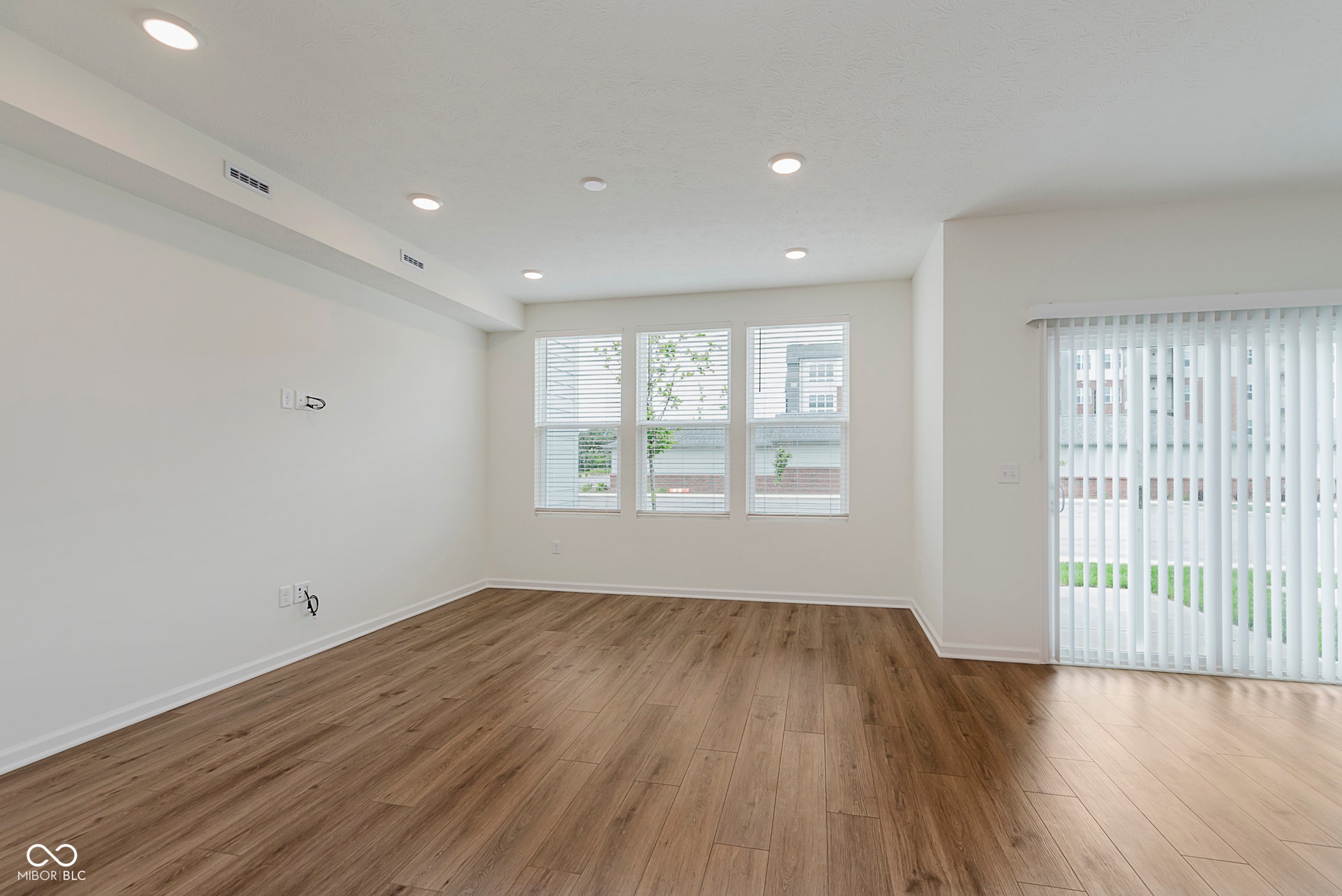 unfurnished room with recessed lighting and wood finished floors