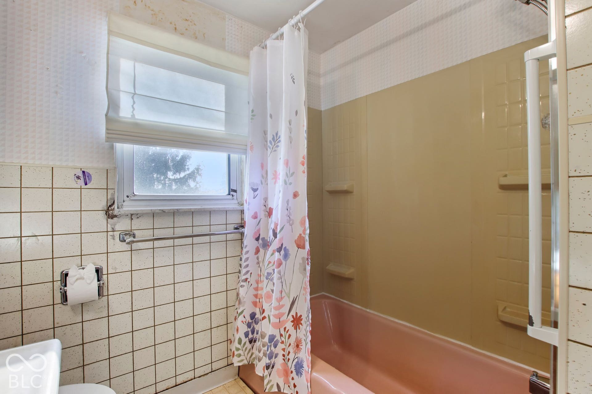 4469 E 400 S, Franklin, IN 46131 Bathroom featuring square ceramic wall tiling, a composite tub with integrated shelving, and a horizontal window with a fabric shade