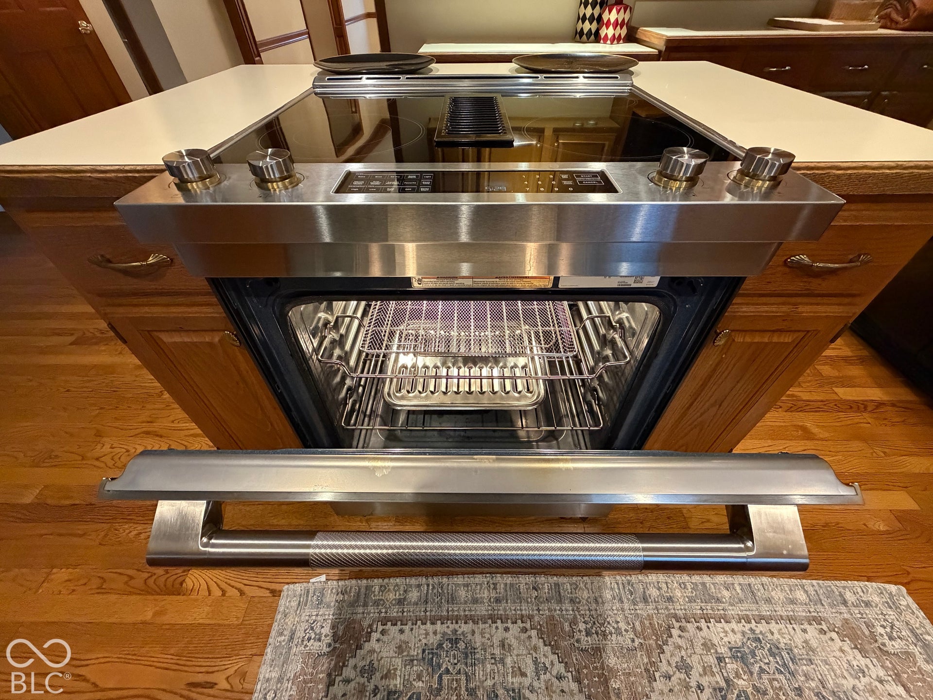 Jenn Air downdraft, smooth top range. Chef's kiss!