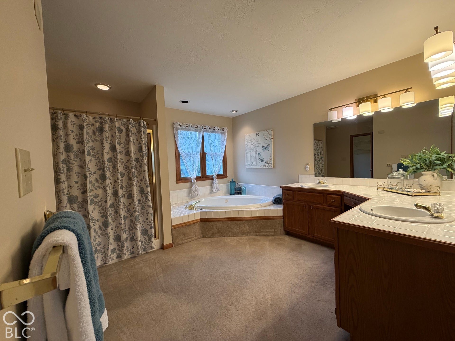 Enjoy a spa in your home ~ makeup counter, jetted garden tub, with space for your bath bombs, bubbles, salt scrubs, beverage, relaxing music, tablet or book. Nobody's gonna judge you here.