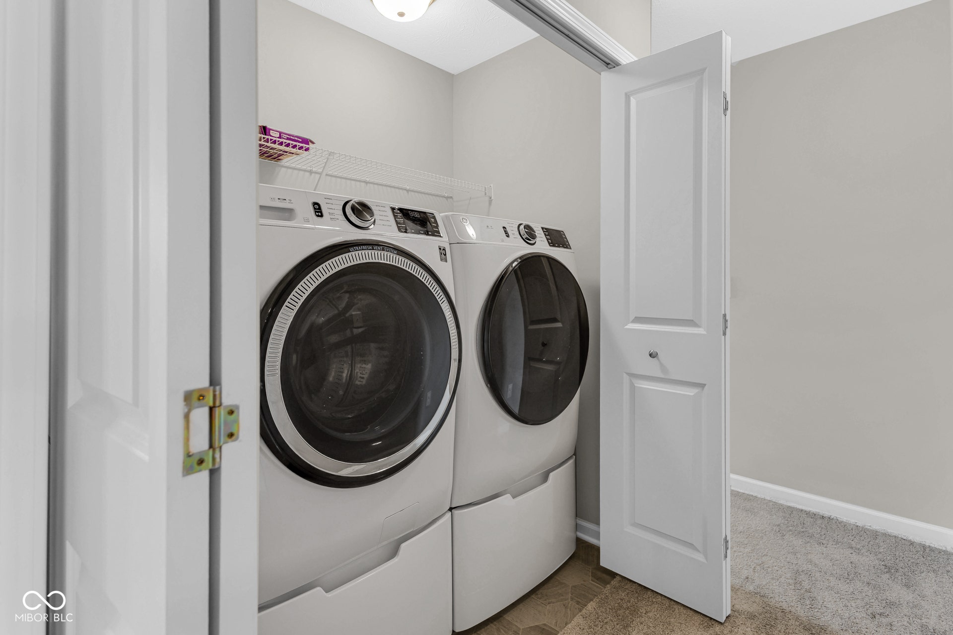 laundry room with independent washer and dryer and baseboards