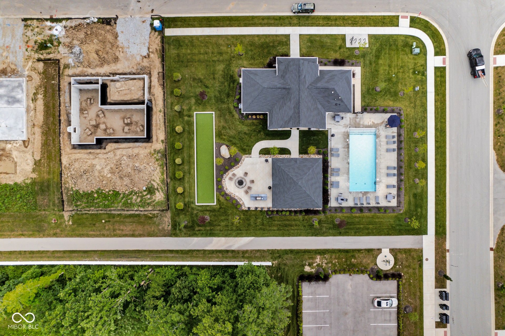 bird's eye view of a pool area
