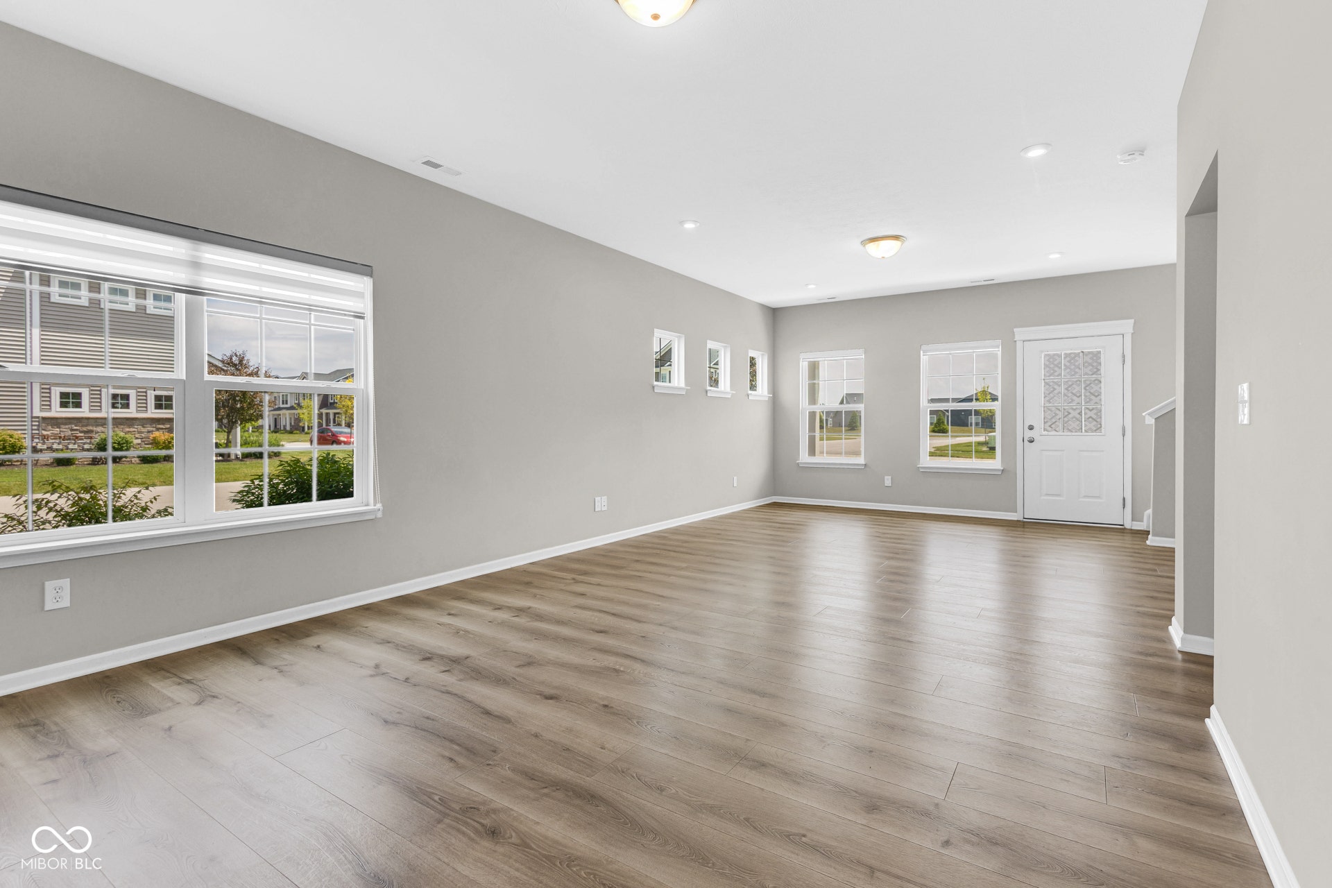 empty room featuring wood finished floors and recessed lighting