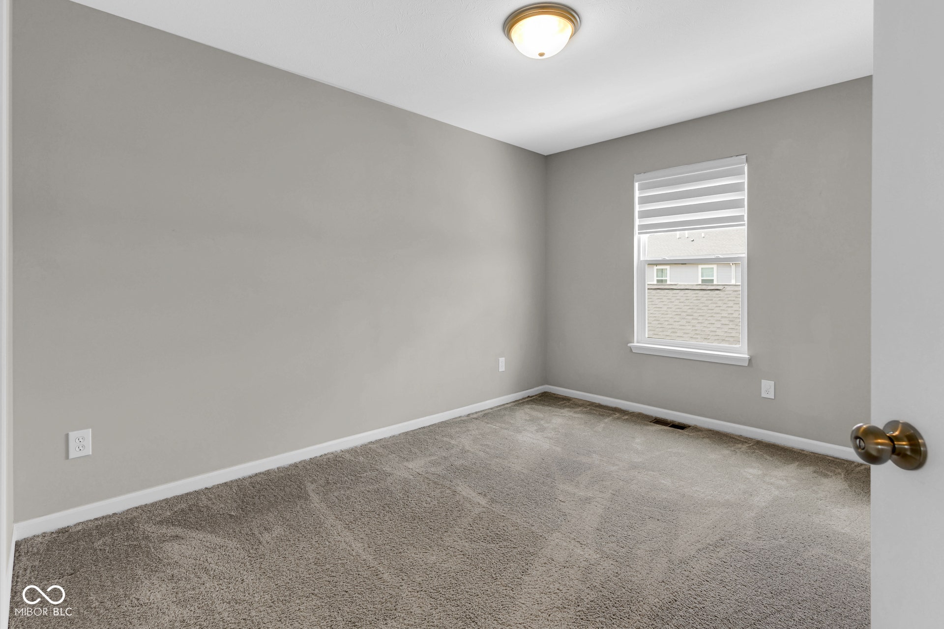 unfurnished room with carpet
