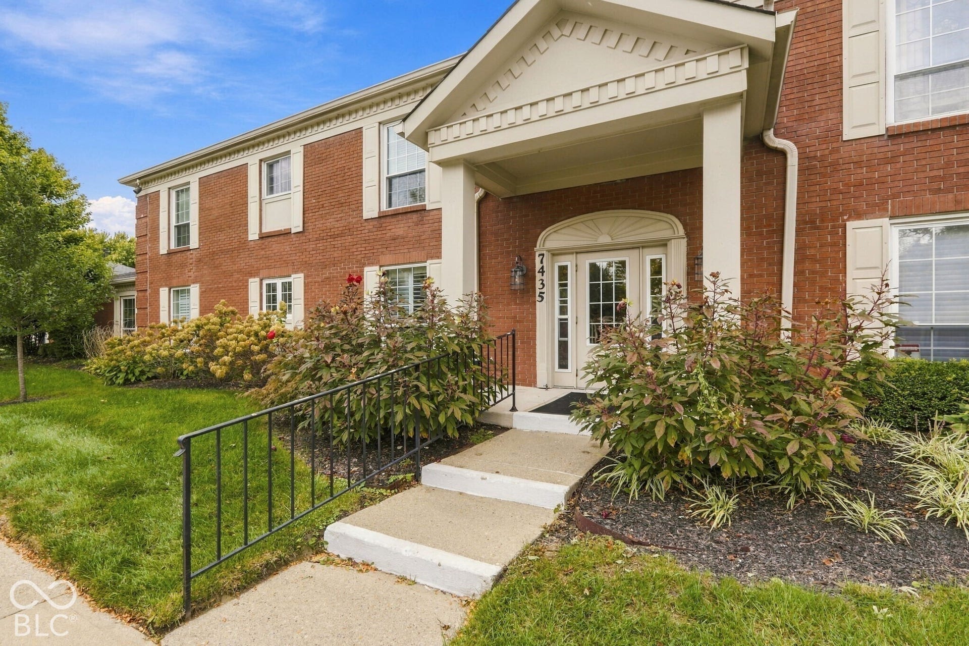 Very well maintained complex with lush landscaping