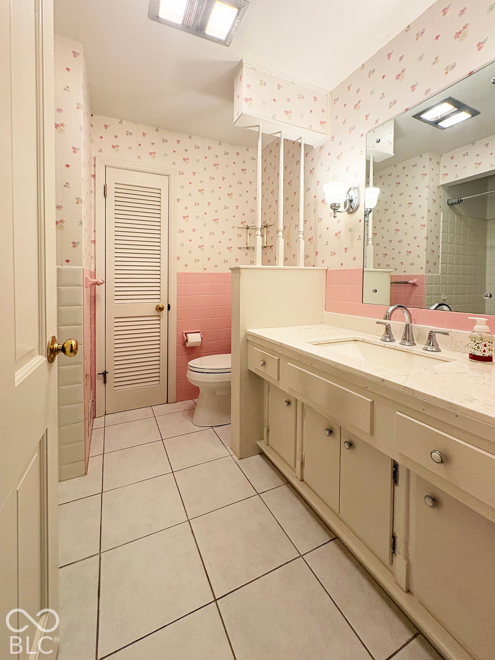 Full bath in main hallway