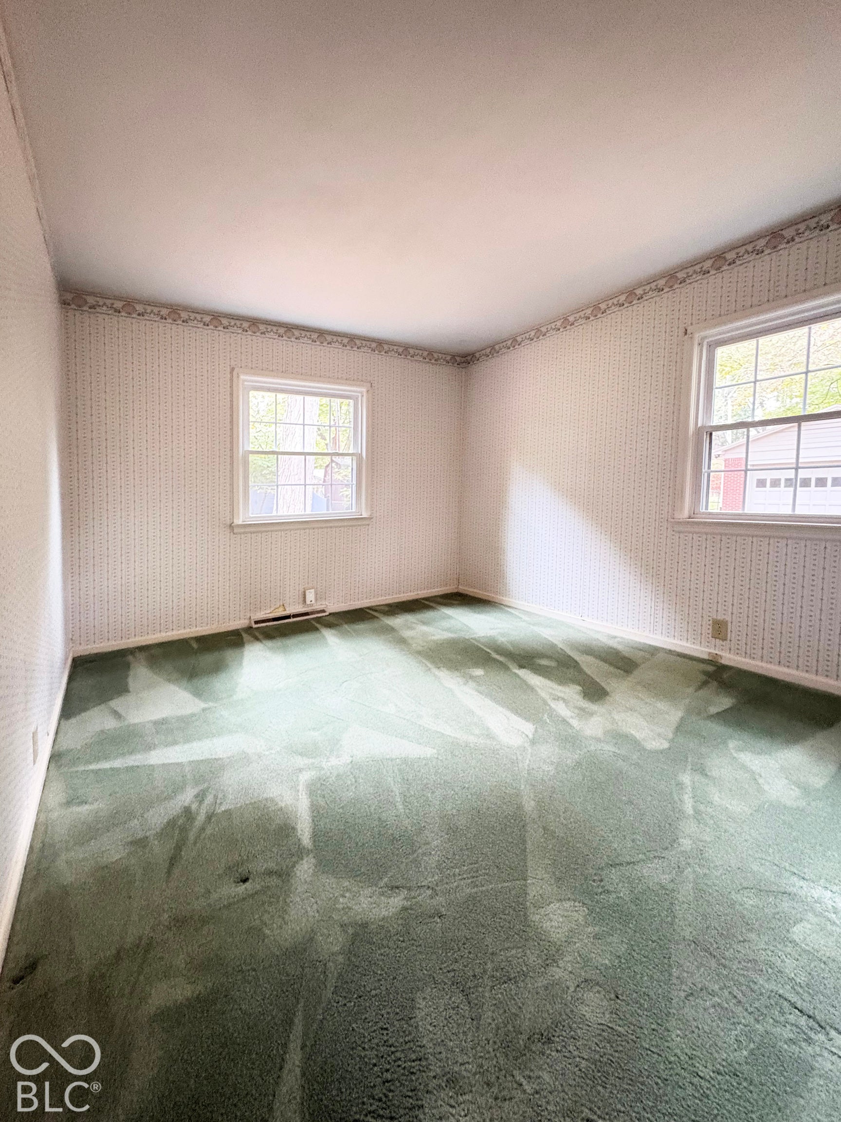 2nd bedroom. There is hardwood floor under this carpet.