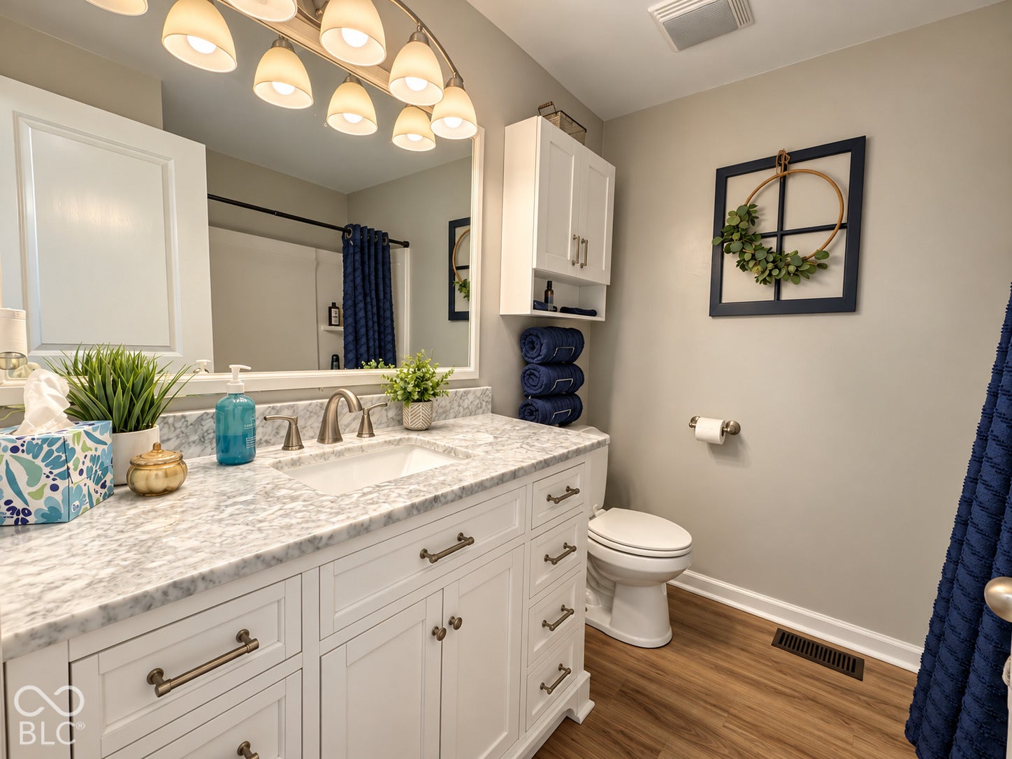 Hallway full bath on main level