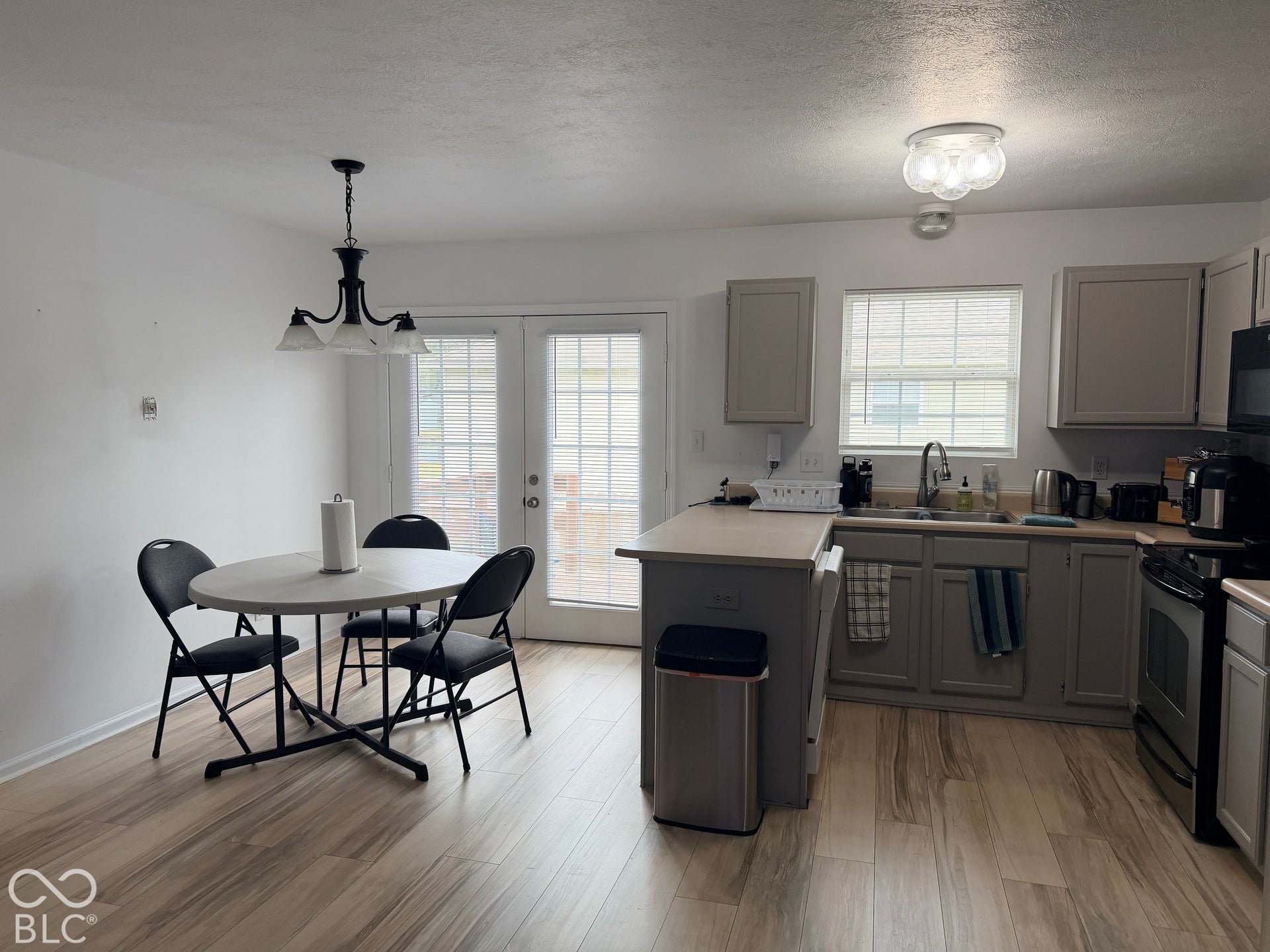 Nice eating area adjacent to the kitchen with plenty of natural light...