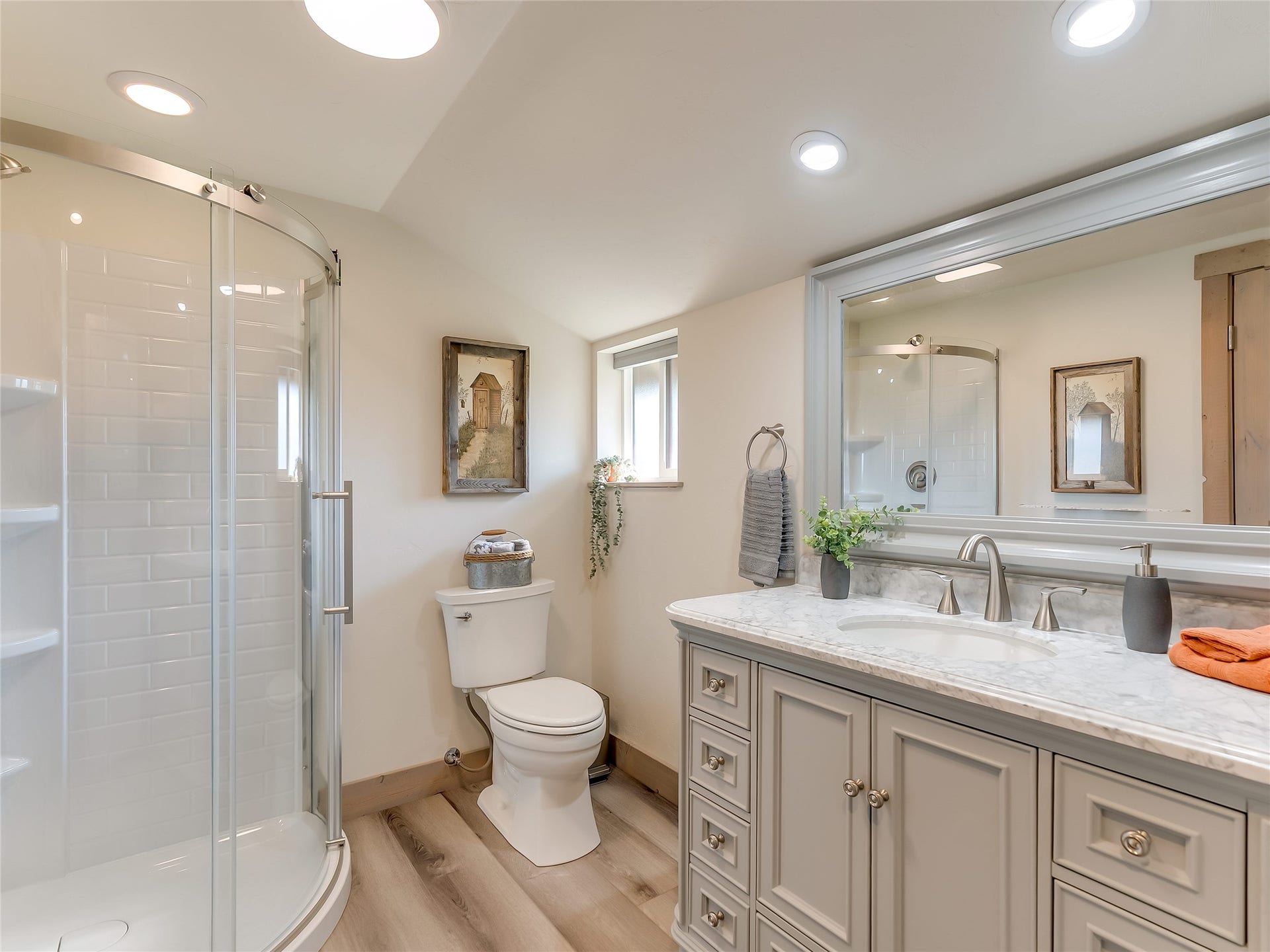 556 Windy Acres Drive, Columbia Falls, MT 59912 Barn Hayloft Studio Apartment Bathroom