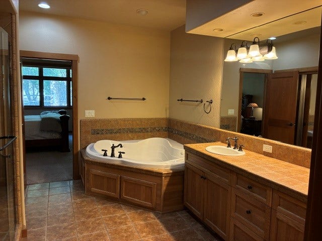 68 Bay Harbor Drive, Bigfork, MT 59911 Large soaking tub