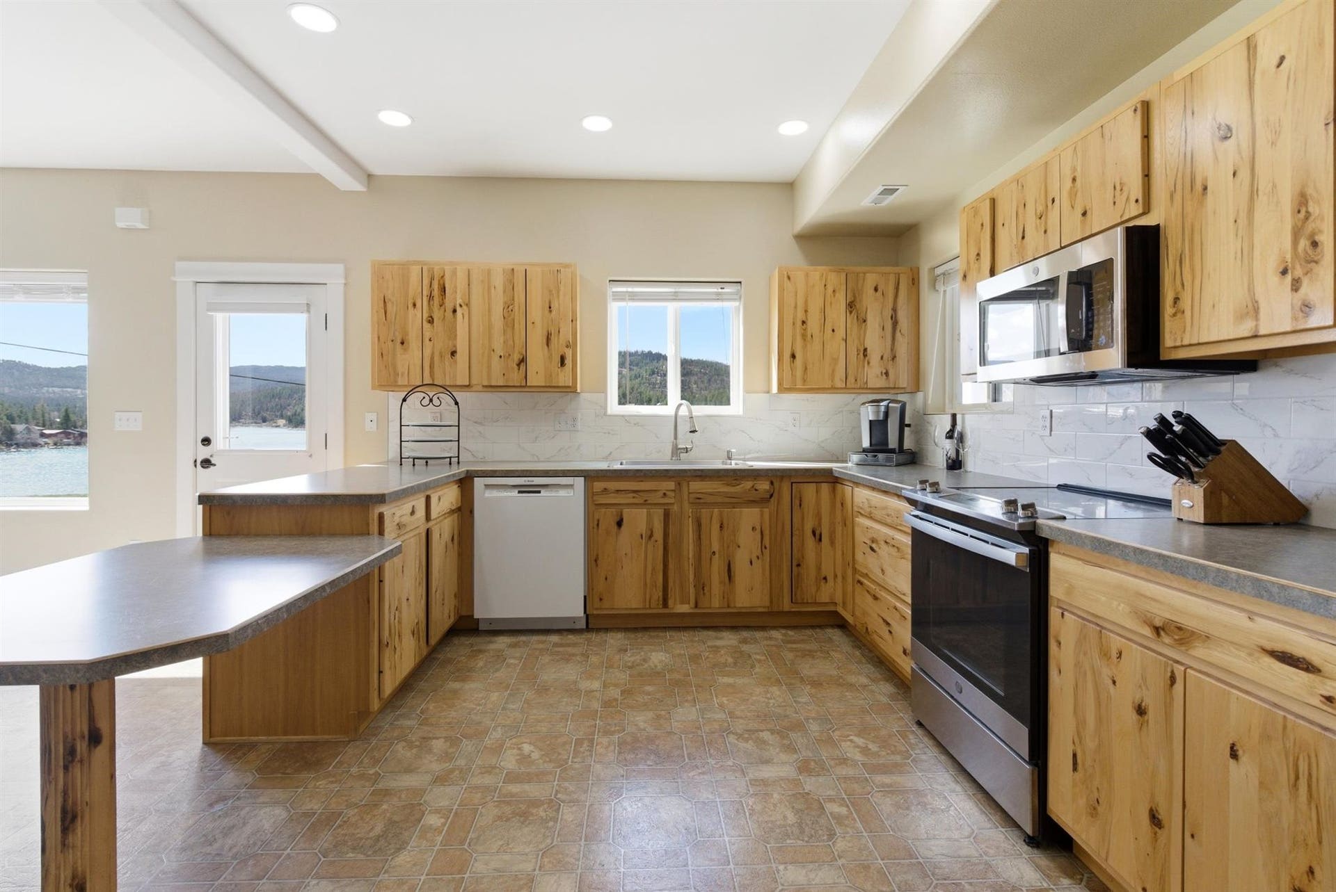 45 Roybals Way, Kalispell, MT 59901 Kitchen featuring a peninsula, stainless steel appliances, a kitchen breakfast bar, backsplash, and recessed lighting