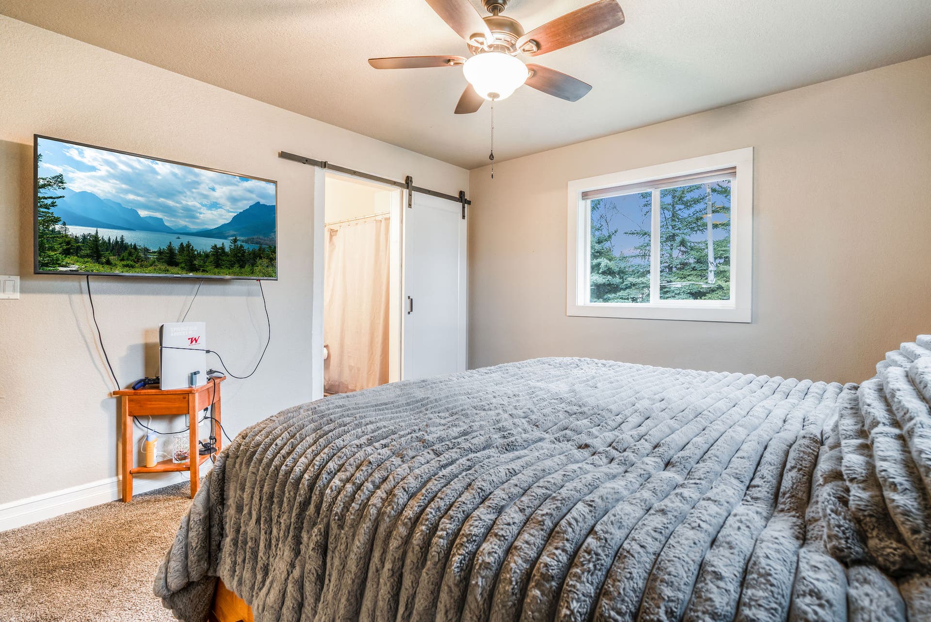 163 Crestview Drive, Bigfork, MT 59911 Fifth bedroom with ensuite bathroom
