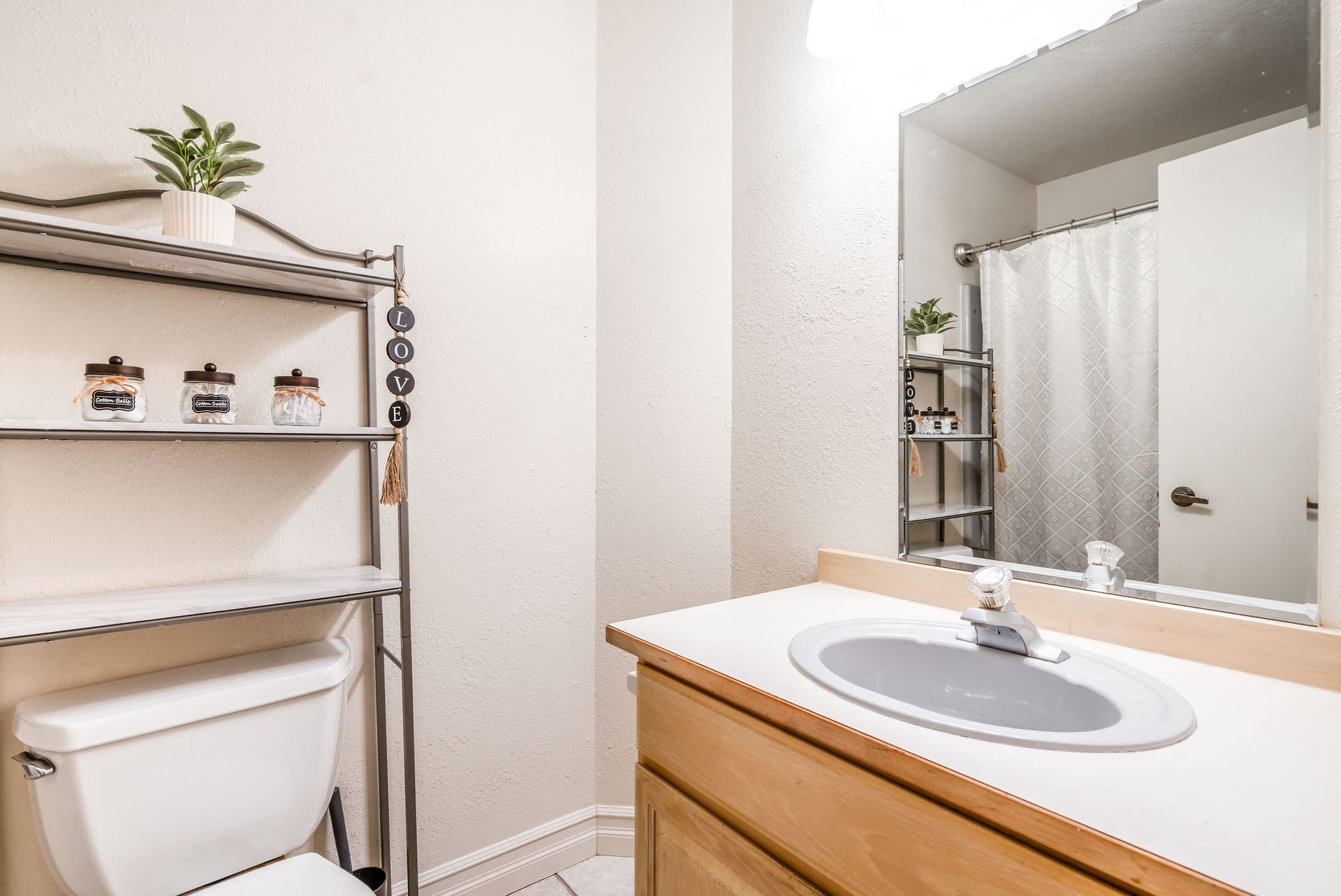 163 Crestview Drive, Bigfork, MT 59911 Upstairs guest bathroom