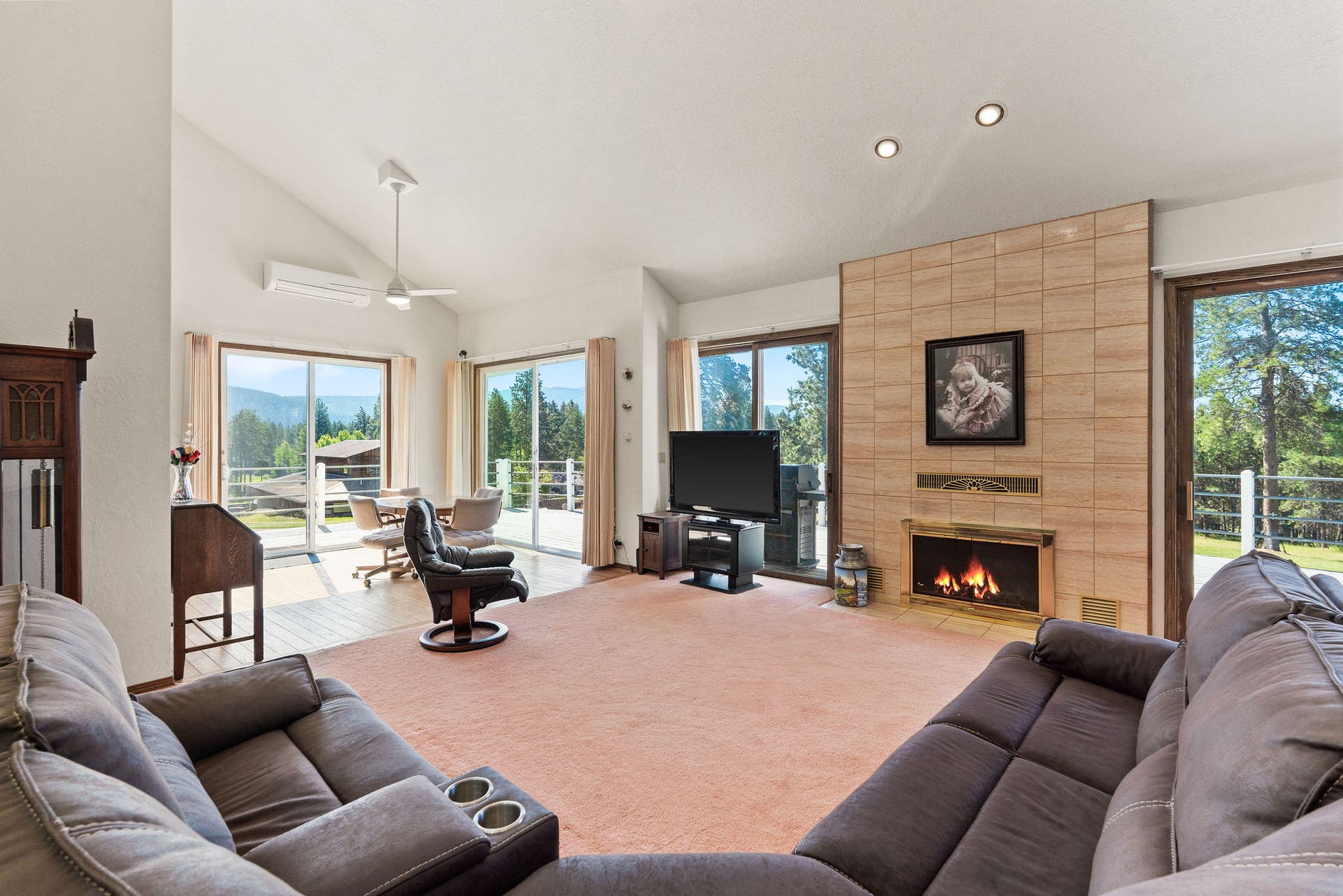 33676 Hilltop Terrace, Bigfork, MT 59911 21' vaulted ceiling
