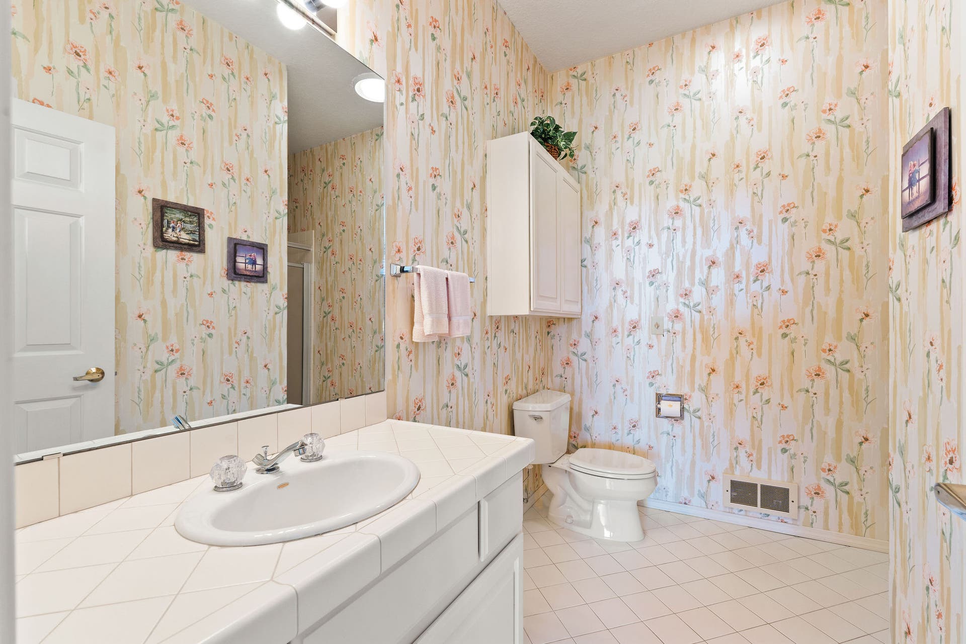 33676 Hilltop Terrace, Bigfork, MT 59911 Ensuite 3/4 bath to West Bedroom