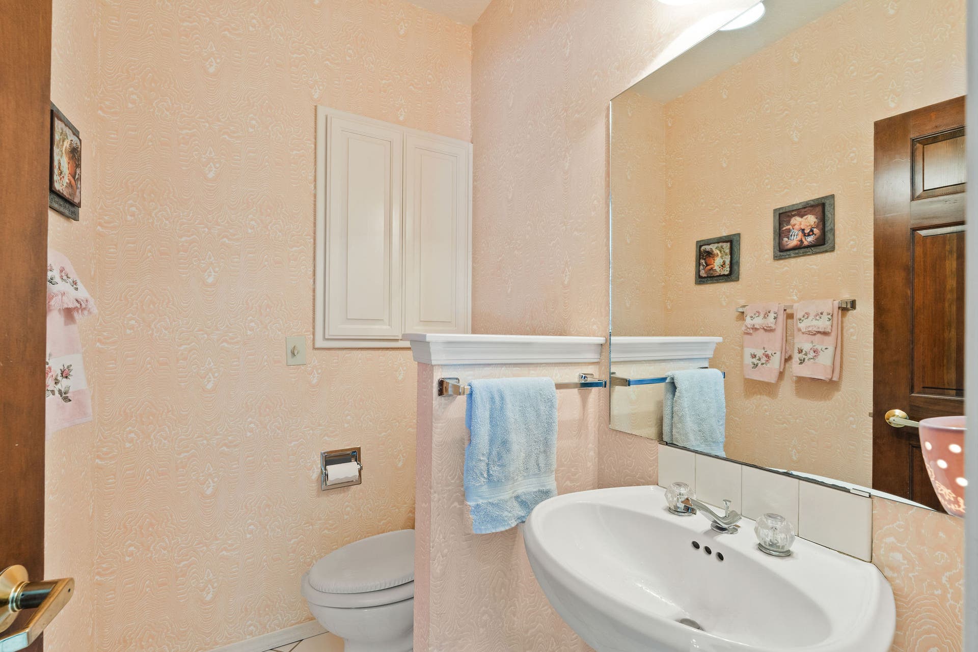 33676 Hilltop Terrace, Bigfork, MT 59911 Guest bathroom off kitchen