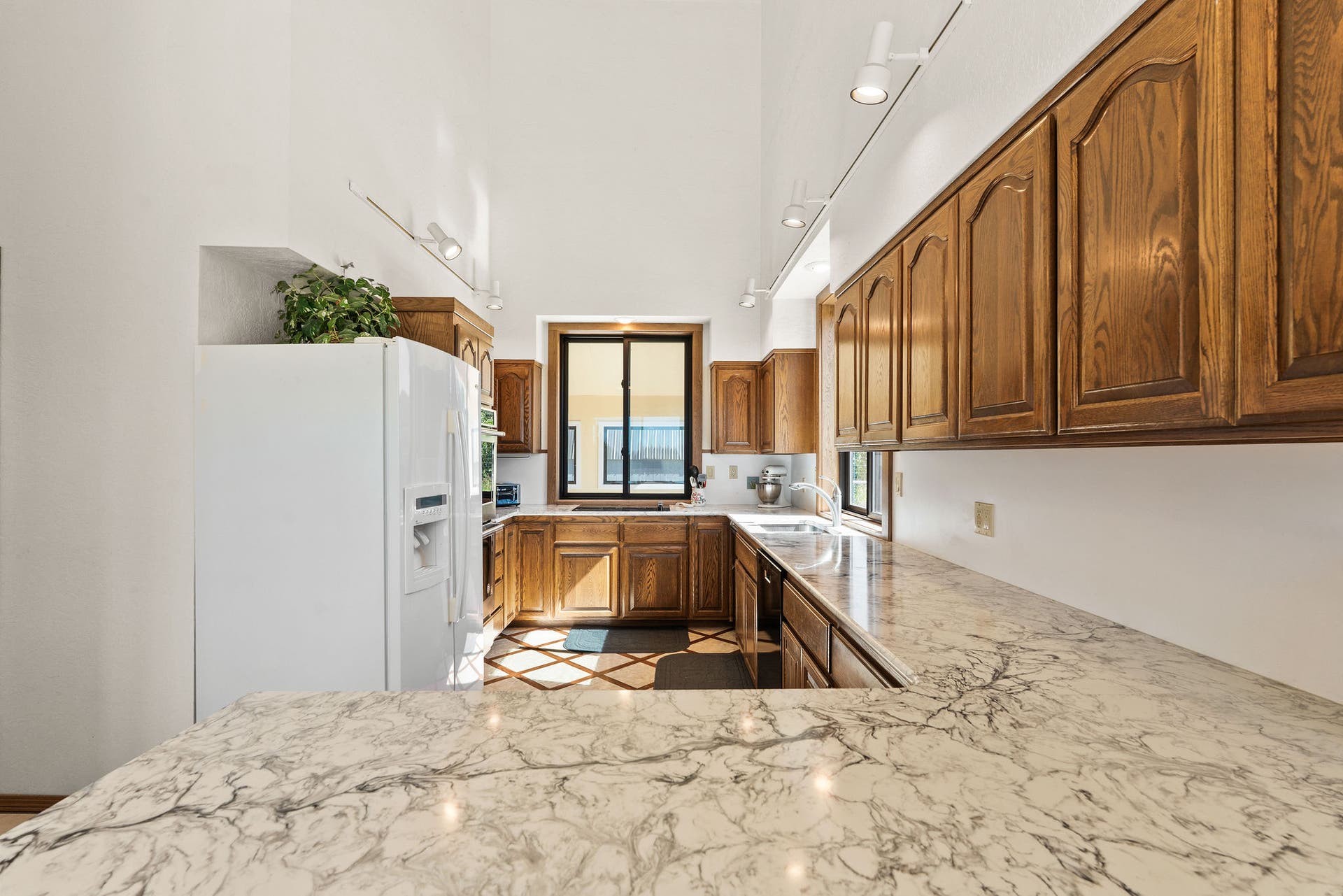 33676 Hilltop Terrace, Bigfork, MT 59911 Breakfast bar peninsula