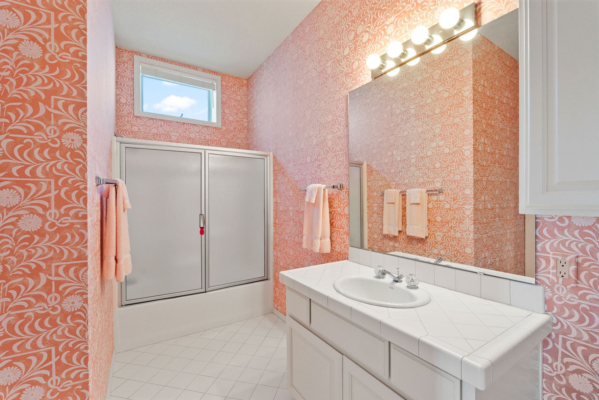 33676 Hilltop Terrace, Bigfork, MT 59911 Full bath across the hall to East Bedroom