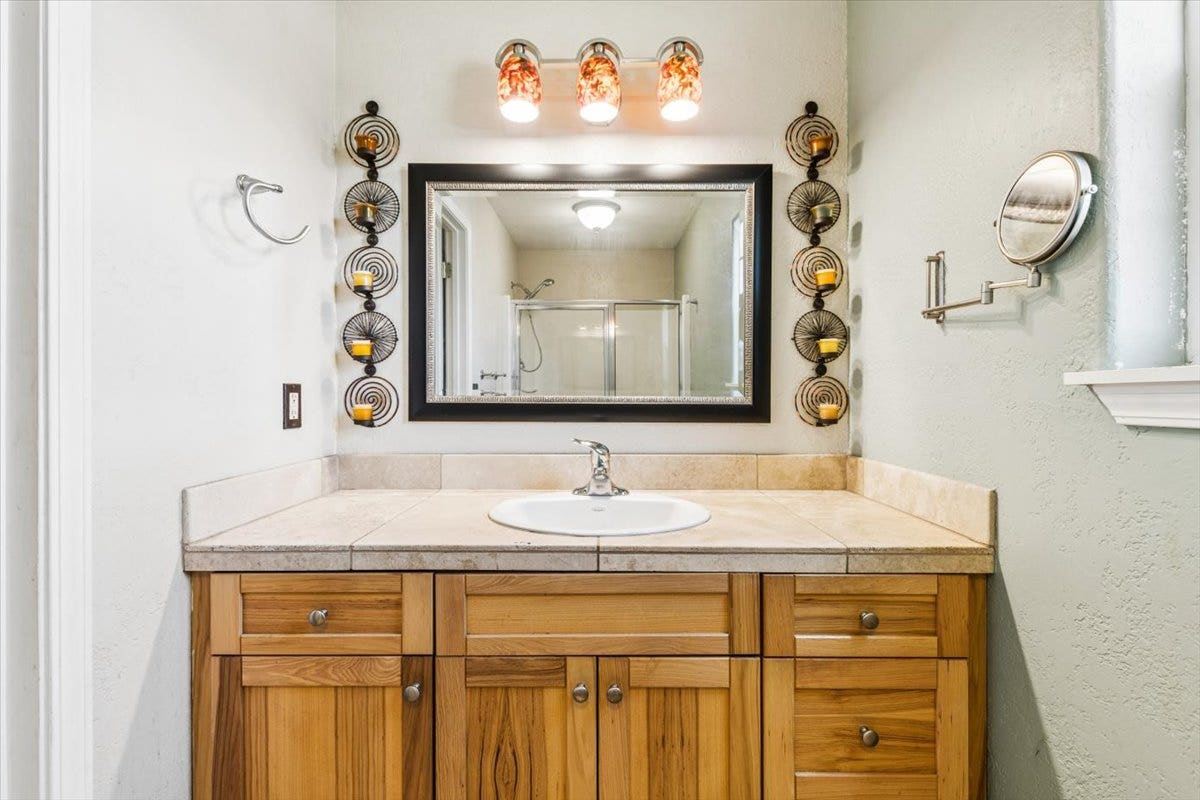 108 Sunrise Terrace, #D, Bigfork, MT 59911 Primary suite bathroom