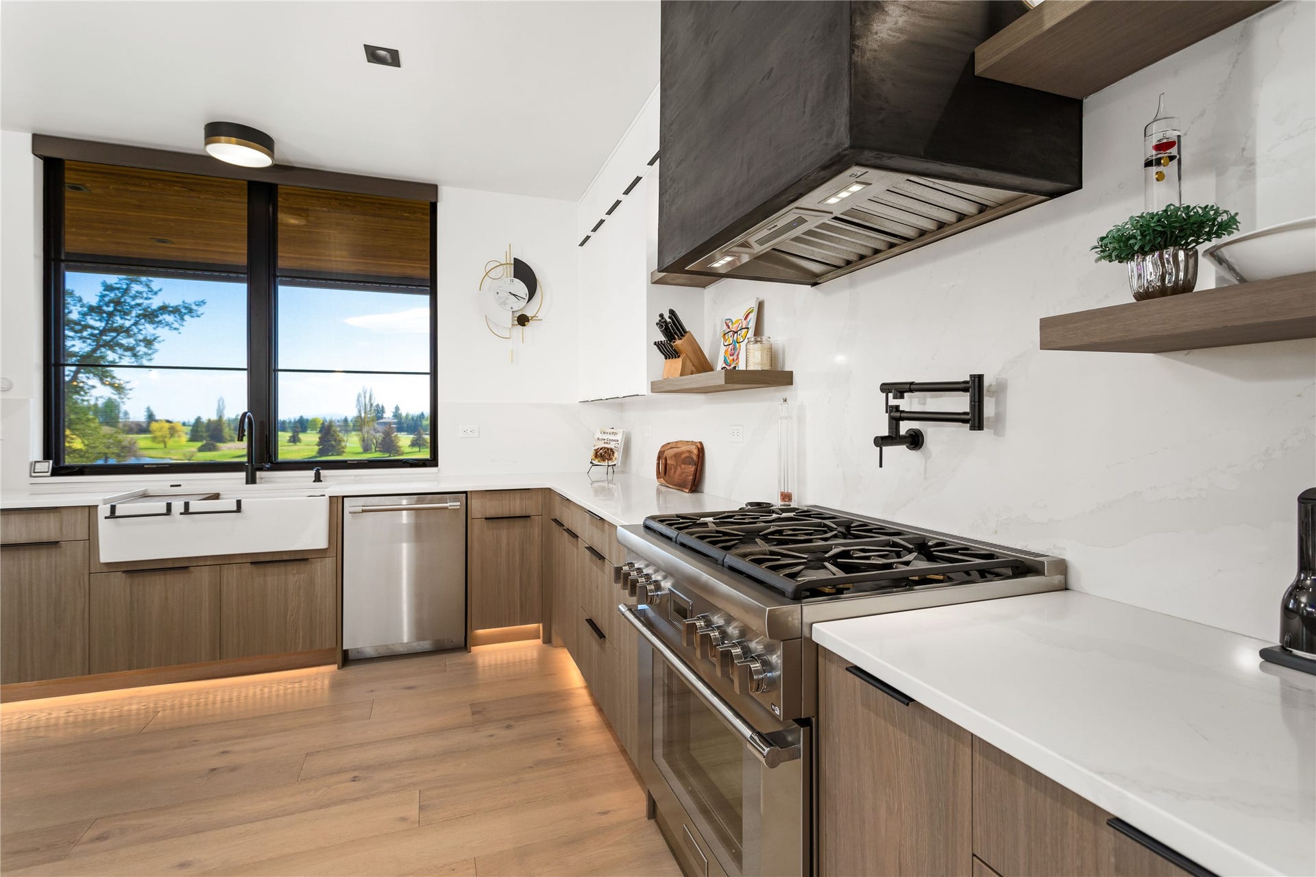 48 Eagle Rock Drive, Bigfork, MT 59911 Gas Range and Custom Hood