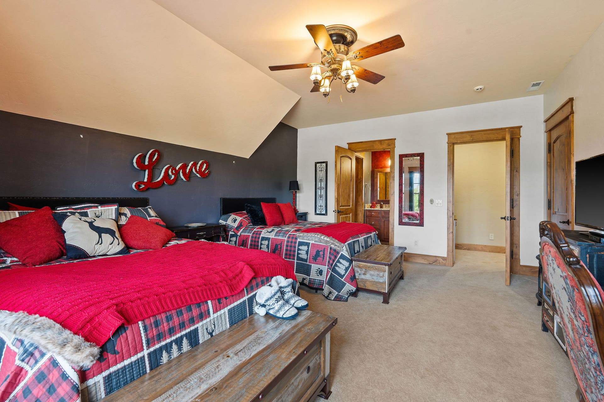 310 Rocky Woods Lane, Bigfork, MT 59911 Ceiling fan & carpeted w/ ensuite full bath